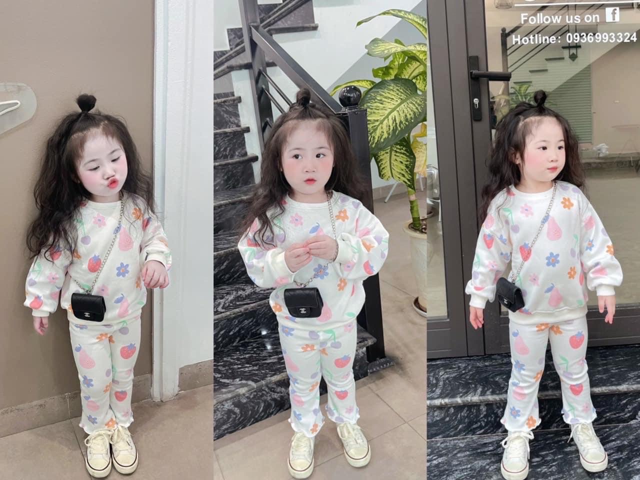 BỘ BÉ GÁI ÁO TRẮNG HOA QUẢ QUẦN TĂM LOE