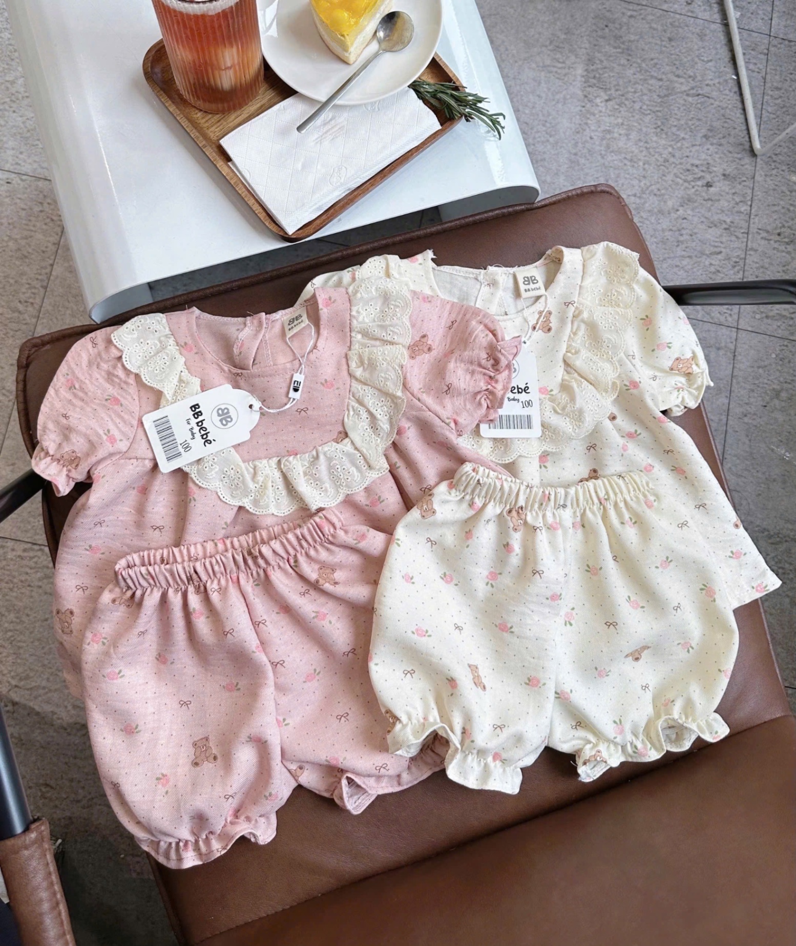 - BỘ BÉ GÁI ĐŨI HOA CHẤM BI GẤU CỔ REN