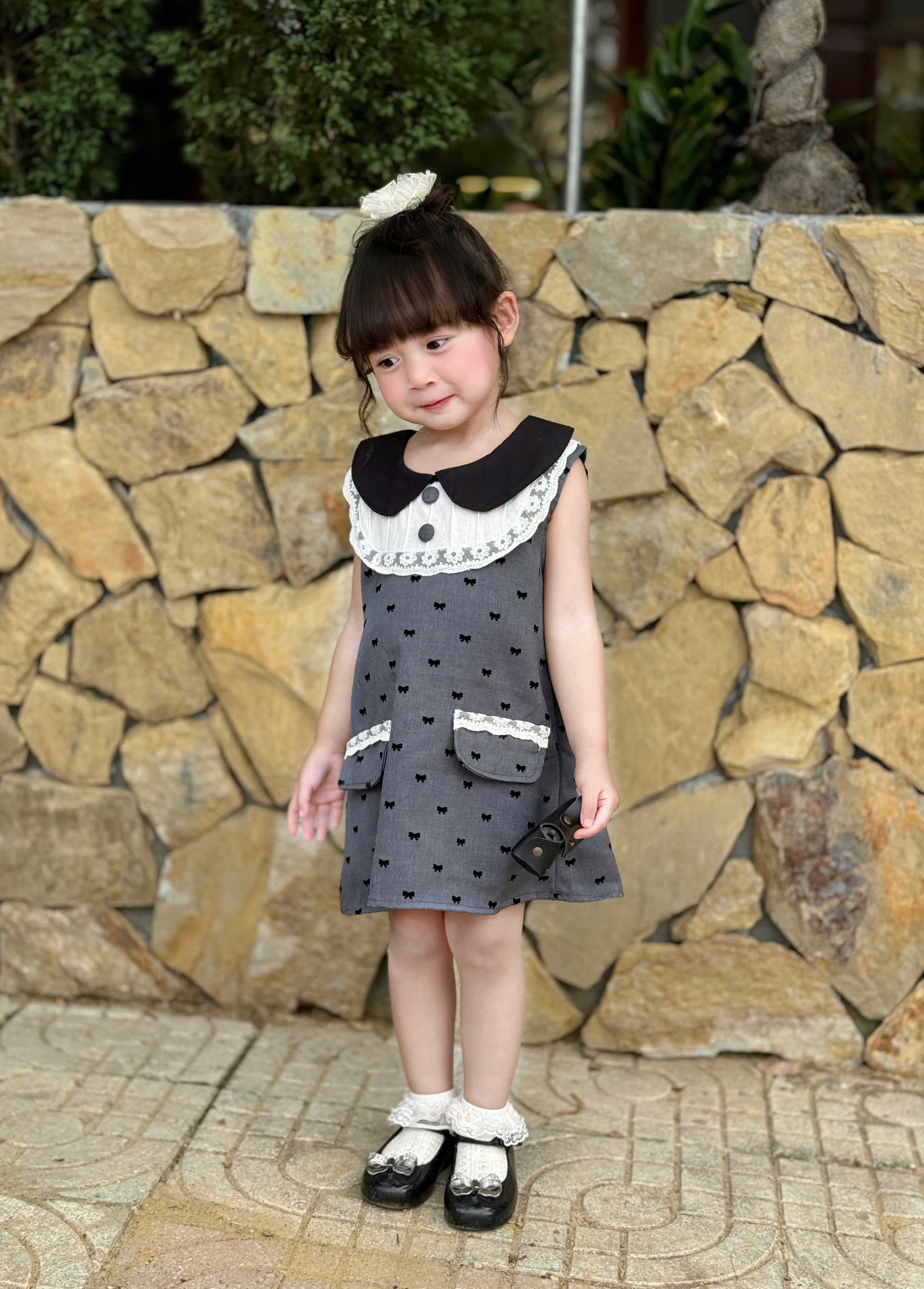 - VÁY BÉ GÁI XÁM NƠ CỔ ĐEN PHỐI REN TRẮNG