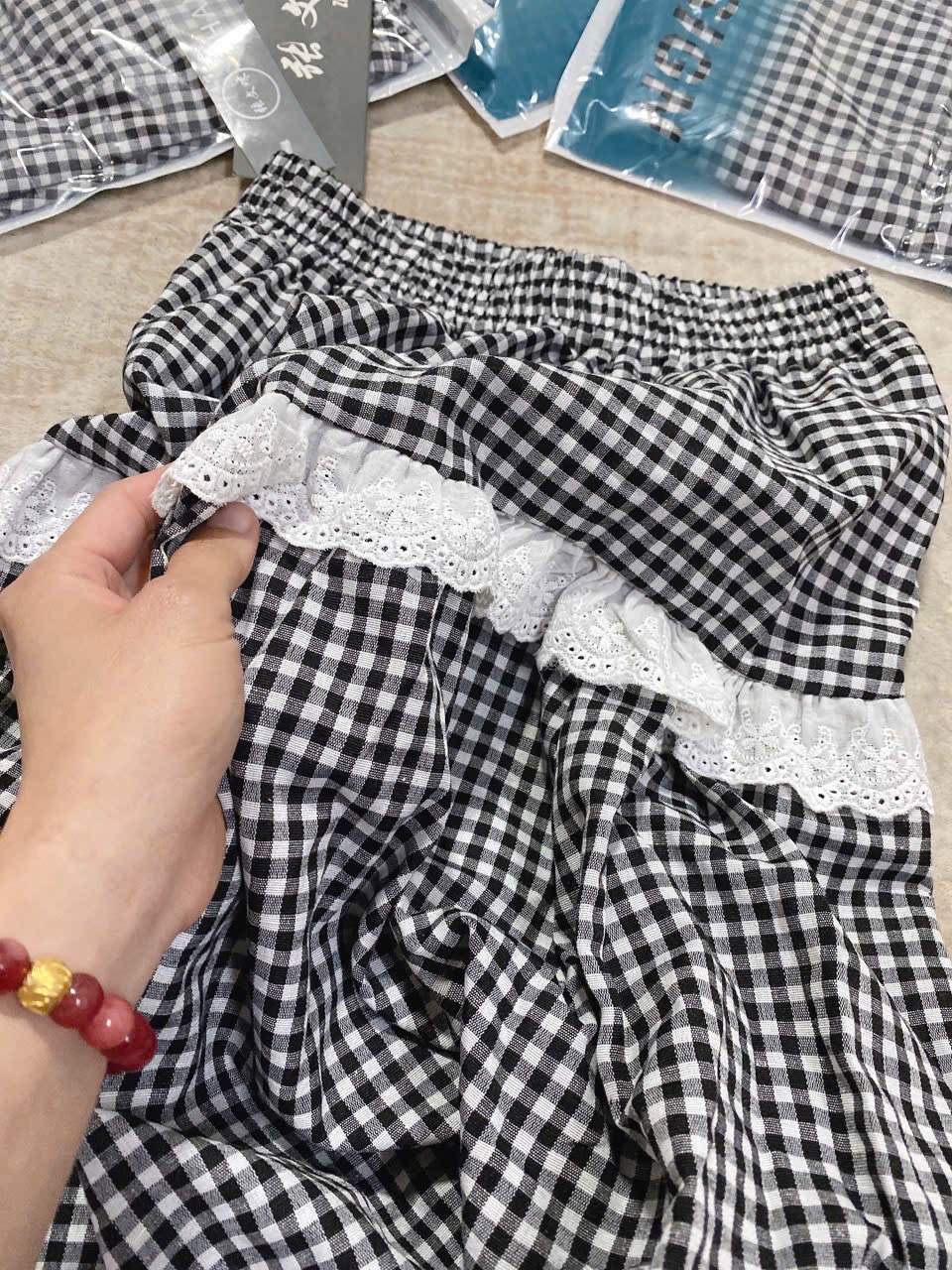 CHÂN VÁY KẺ CARO PHỐI REN TẦNG