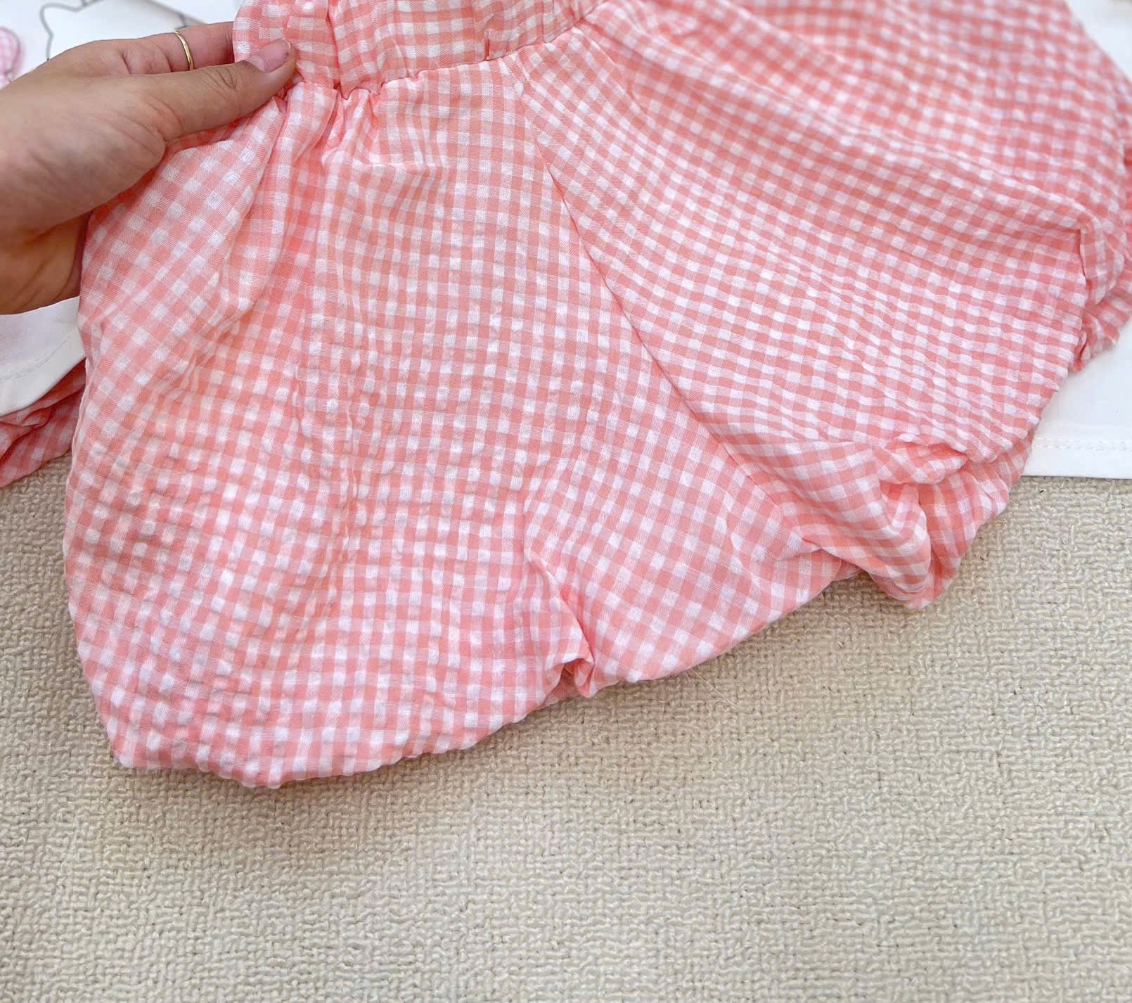 SET BÉ GÁI 3CT ÁO TRẮNG BÈO KITTY QUẦN KẺ HỒNG KÈM TÚI