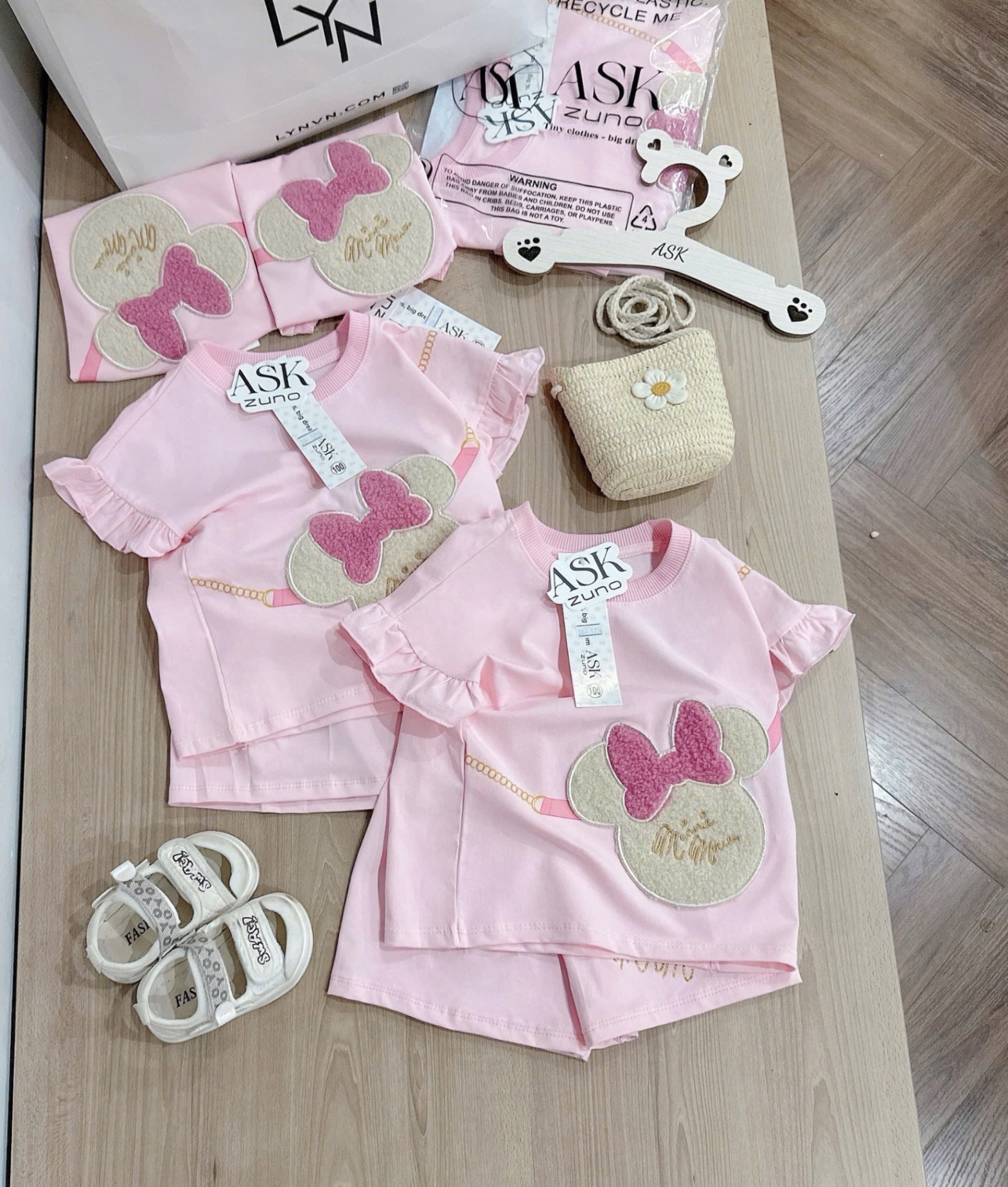 - BỘ ĐÙI BÉ GÁ TAY BÈO MINNIE NƠ HỒNG