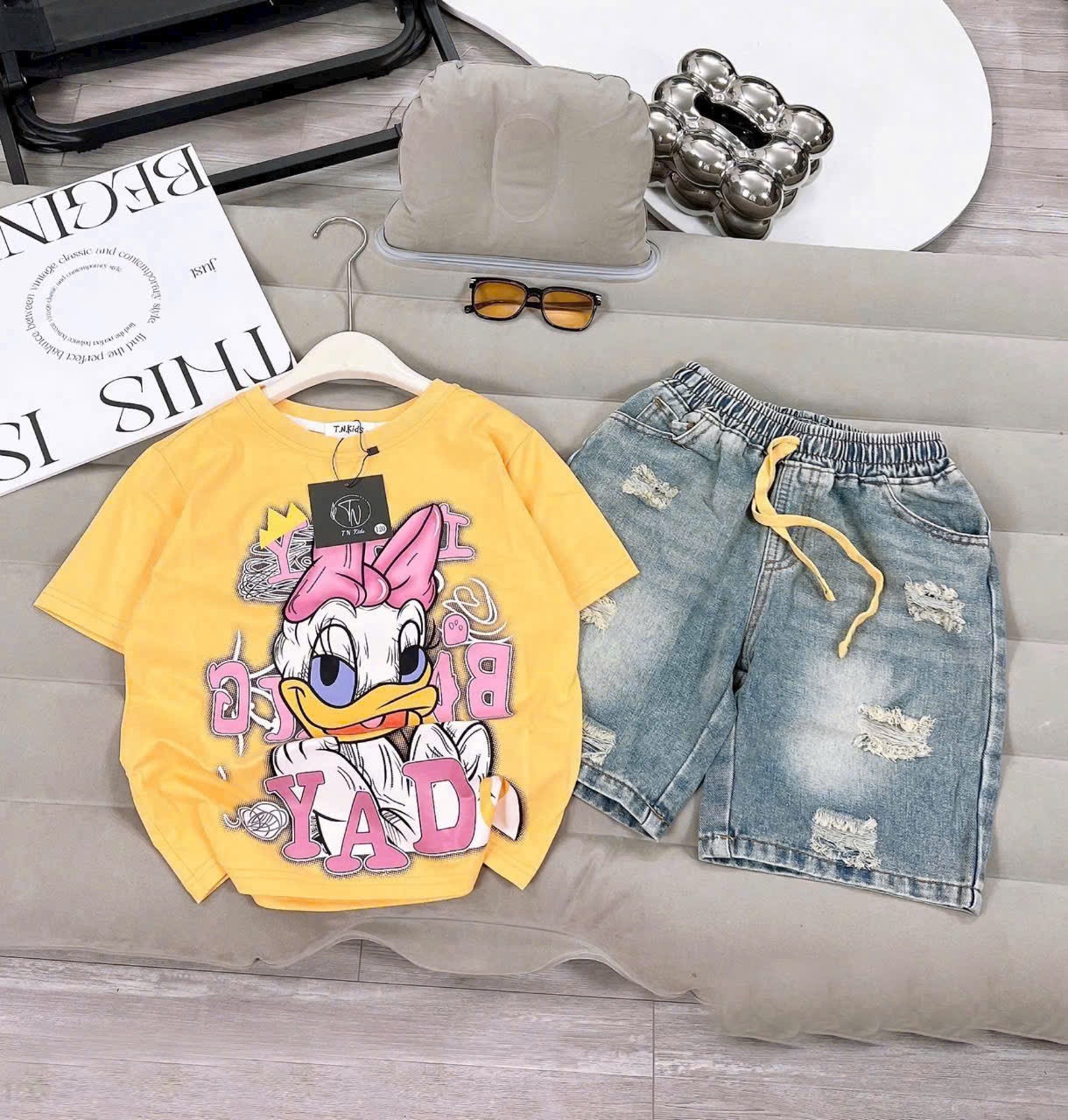 - SET BÉ GÁI ÁO CỘC VỊT YAD QUẦN BÒ RÁCH