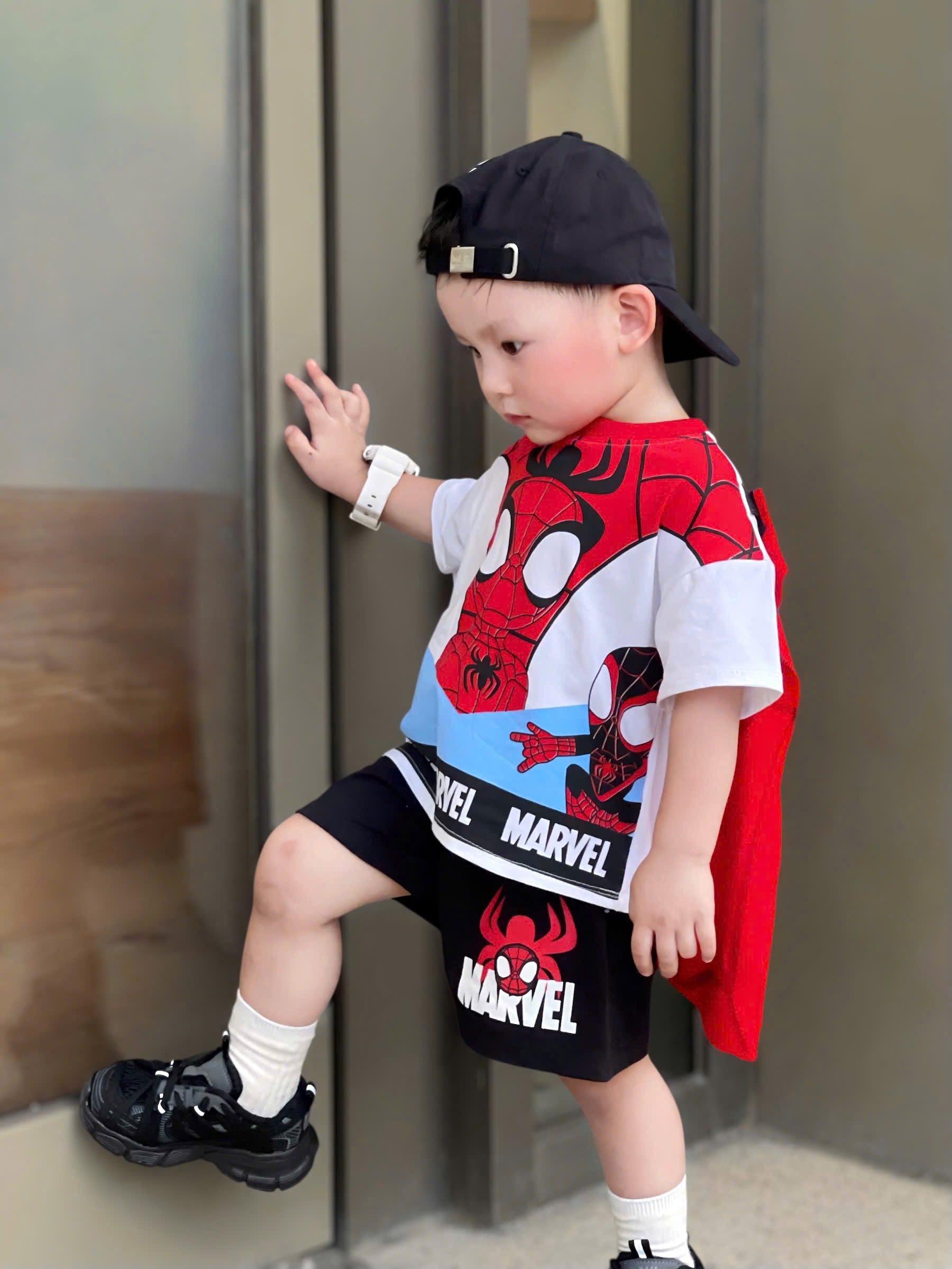 - BỘ ĐÙI BÉ TRAI NHỆN MARVEL KÈM CHOÀNG ĐỎ
