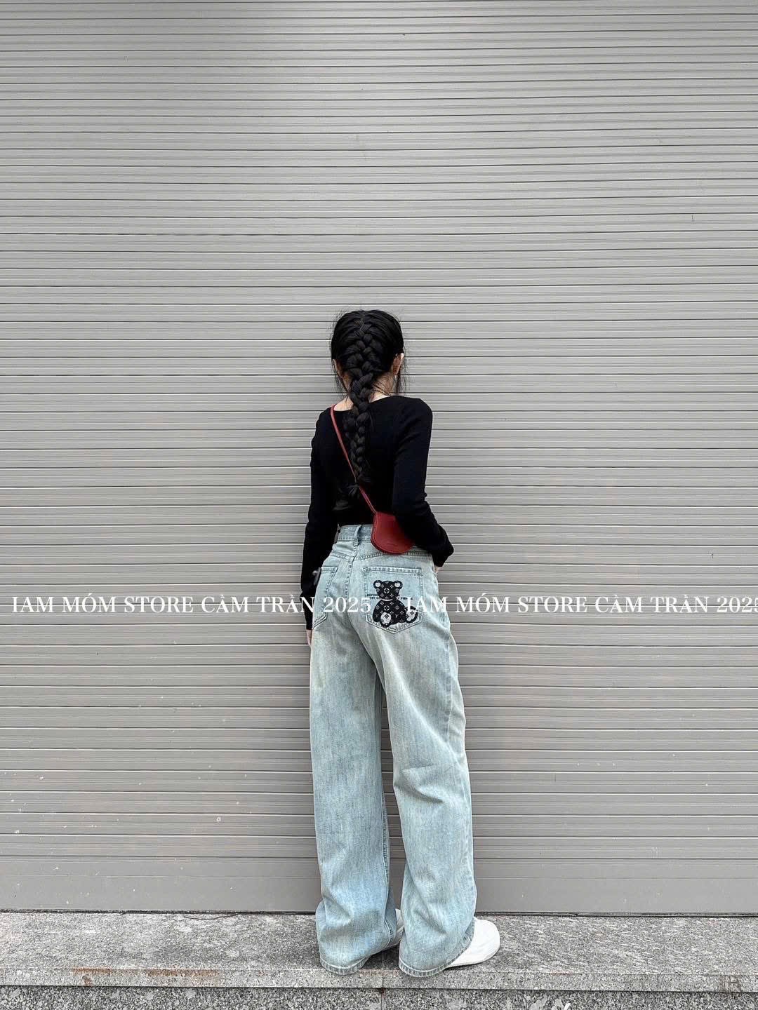 - QUẦN JEANS SUÔNG XANH NHẠT TÚI IN GẤU LV