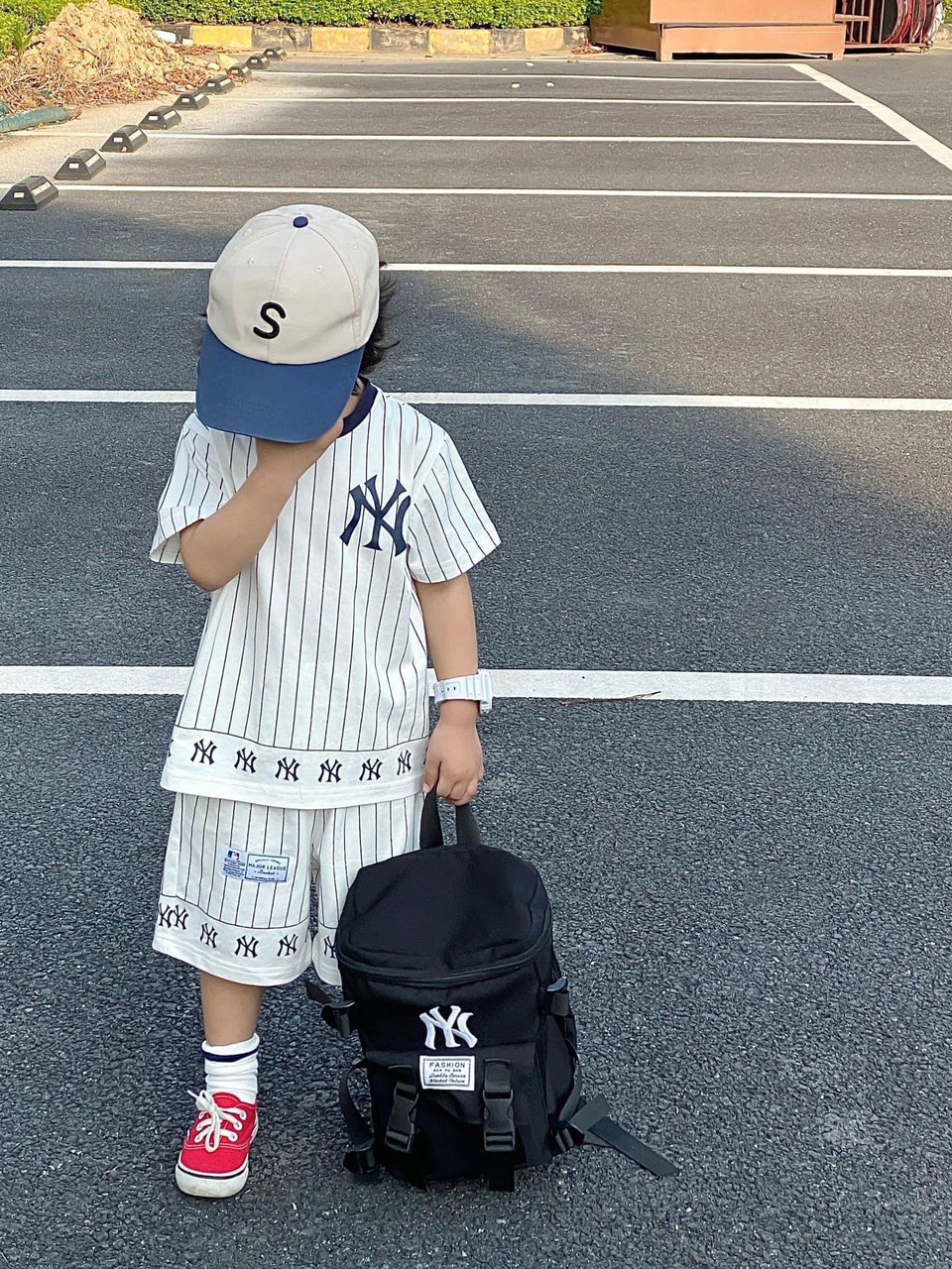 BỘ ĐÙI BÉ TRAI TRẮNG SỌC NY CỔ VIỀN