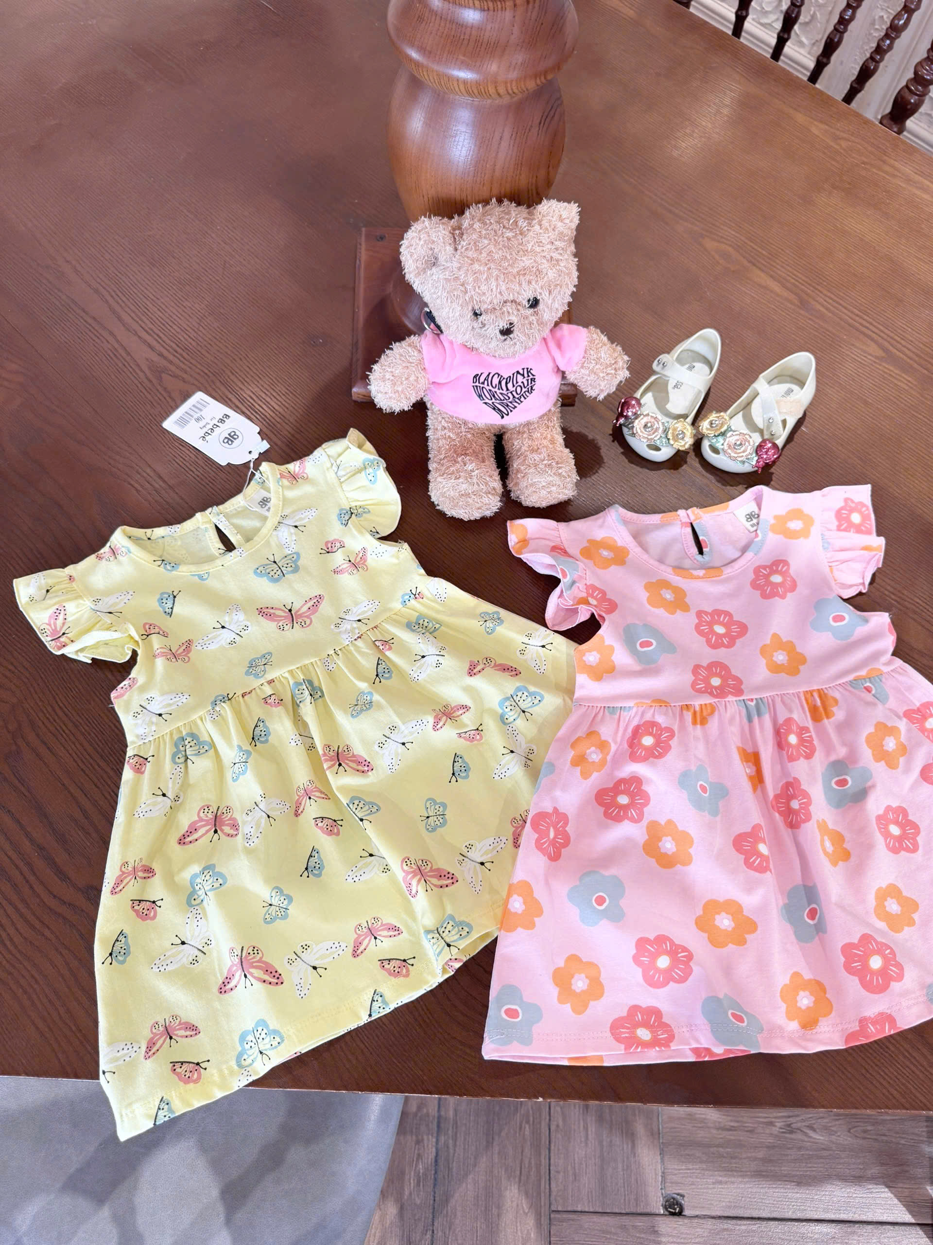 - SET 2 VÁY BÉ GÁI HOA BƯỚM CÁNH TIÊN vàng hồng