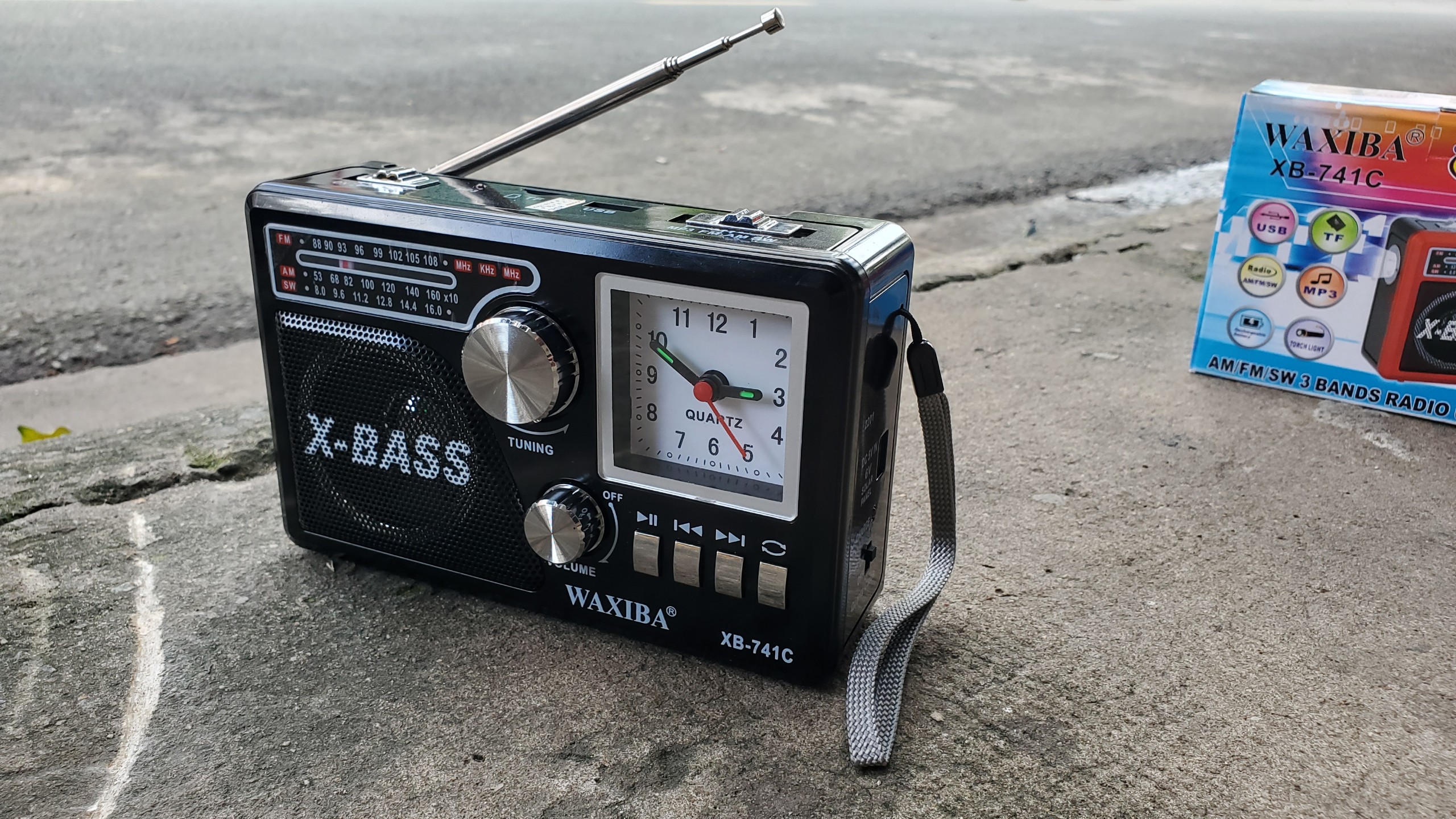 Đài FM RADIO XB-741C - NGHE NHẠC QUA USB VÀ THẺ NHỚ có đèn Pin siêu