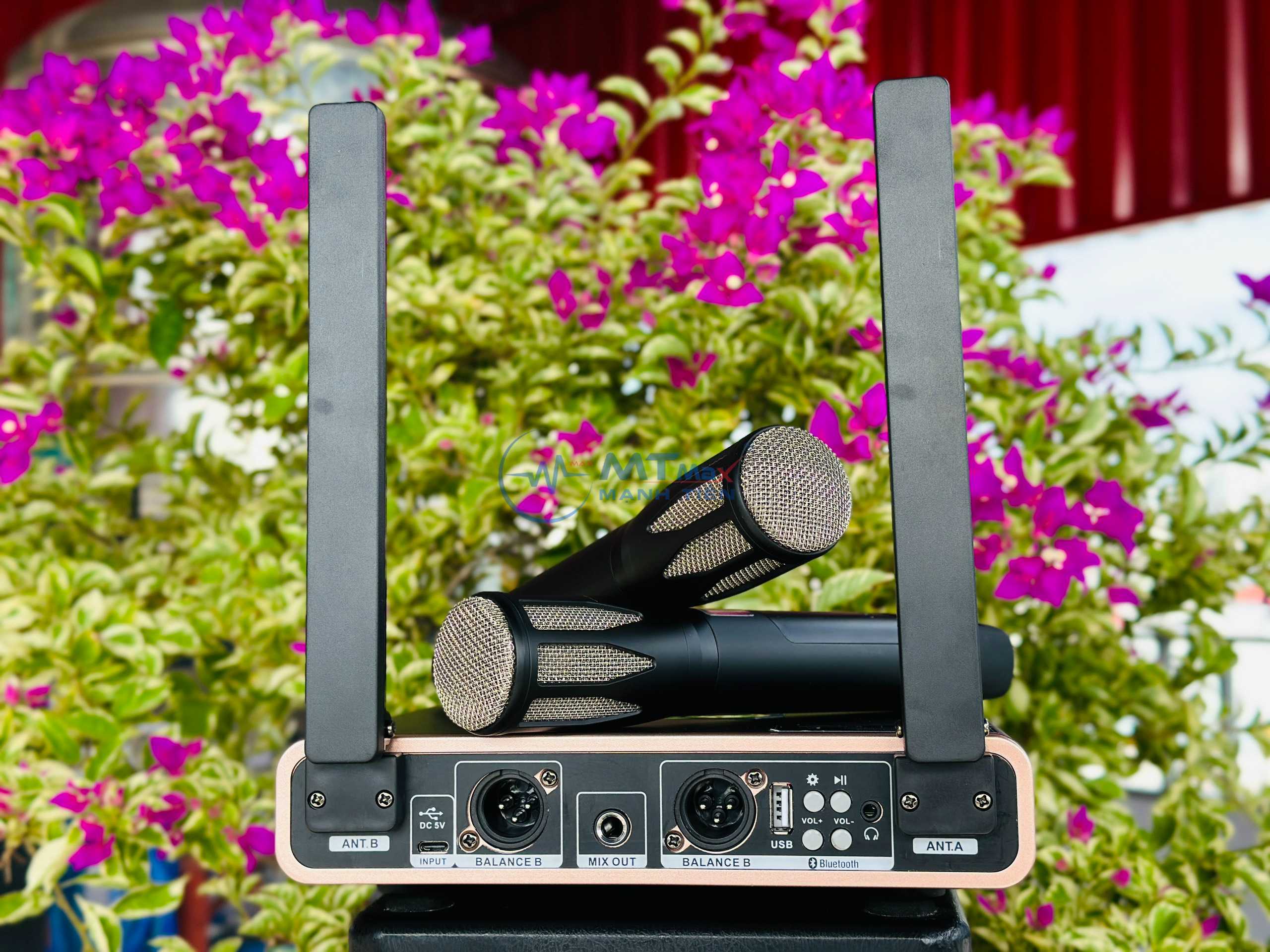 Micro Karaoke VM700 UHF Siêu Độc Đáo Với Đèn LED RGB và Micro Hát Nhẹ, Hút Tiếng, Chống Hú Rít