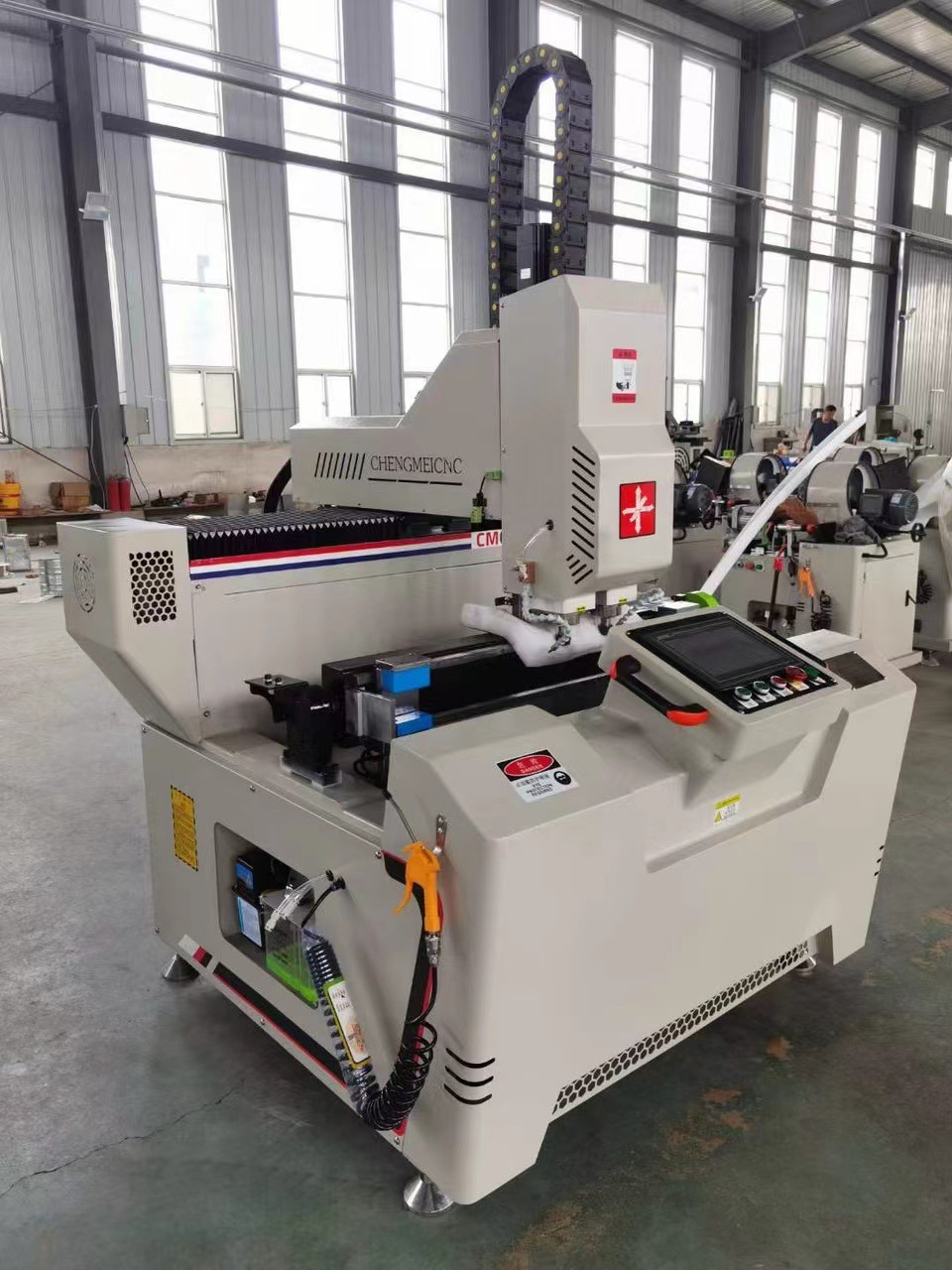 MÁY KHOÉT KHÓA CỬA NHÔM TỰ CHẾ VẬN HÀNH CHÍNH XÁC