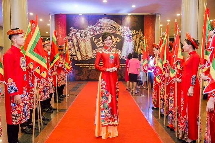 Áo dài đỏ rực rỡ tôn vinh dáng sao Việt