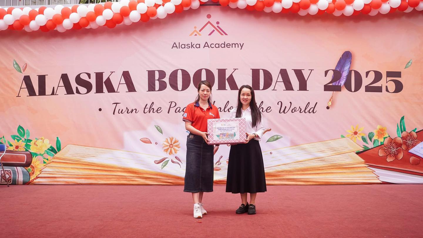 ẤN PHẨM CẦU VỒNG TUỔI THƠ ĐỒNG HÀNH CÙNG TRƯỜNG TH QUỐC TẾ ALASKA TẠI NGÀY HỘI SÁCH 2025
