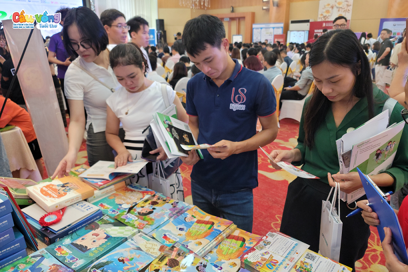 CẦU VỒNG TUỔI THƠ BÙNG NỔ VỚI GIAN HÀNG TRẢI NGHIỆM SẢN PHẨM TẠI EDTECH EXPO 2024