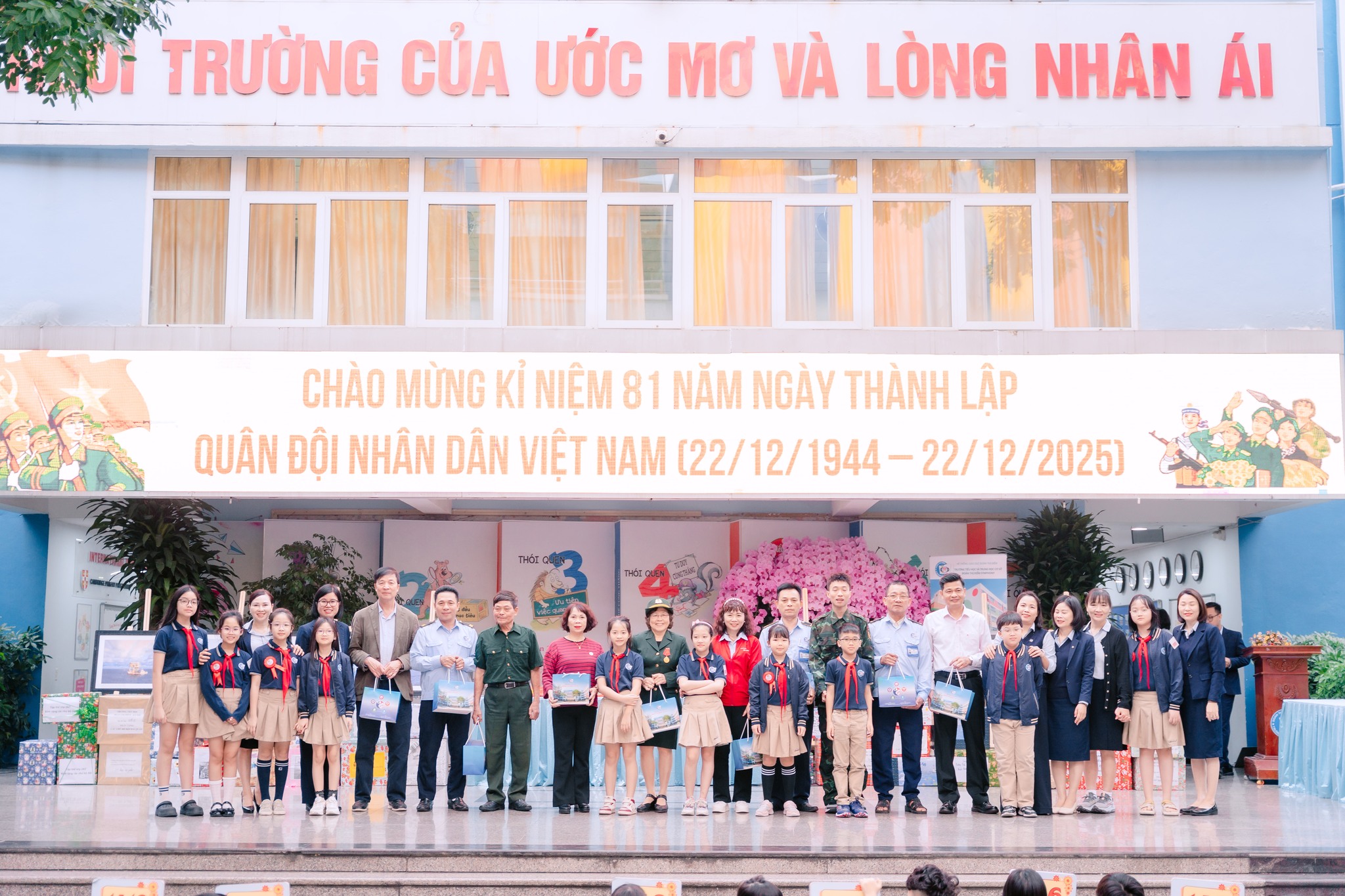 Yêu thương gửi đảo xa từ trường Tiểu học Đoàn Thị Điểm Hà Nội 