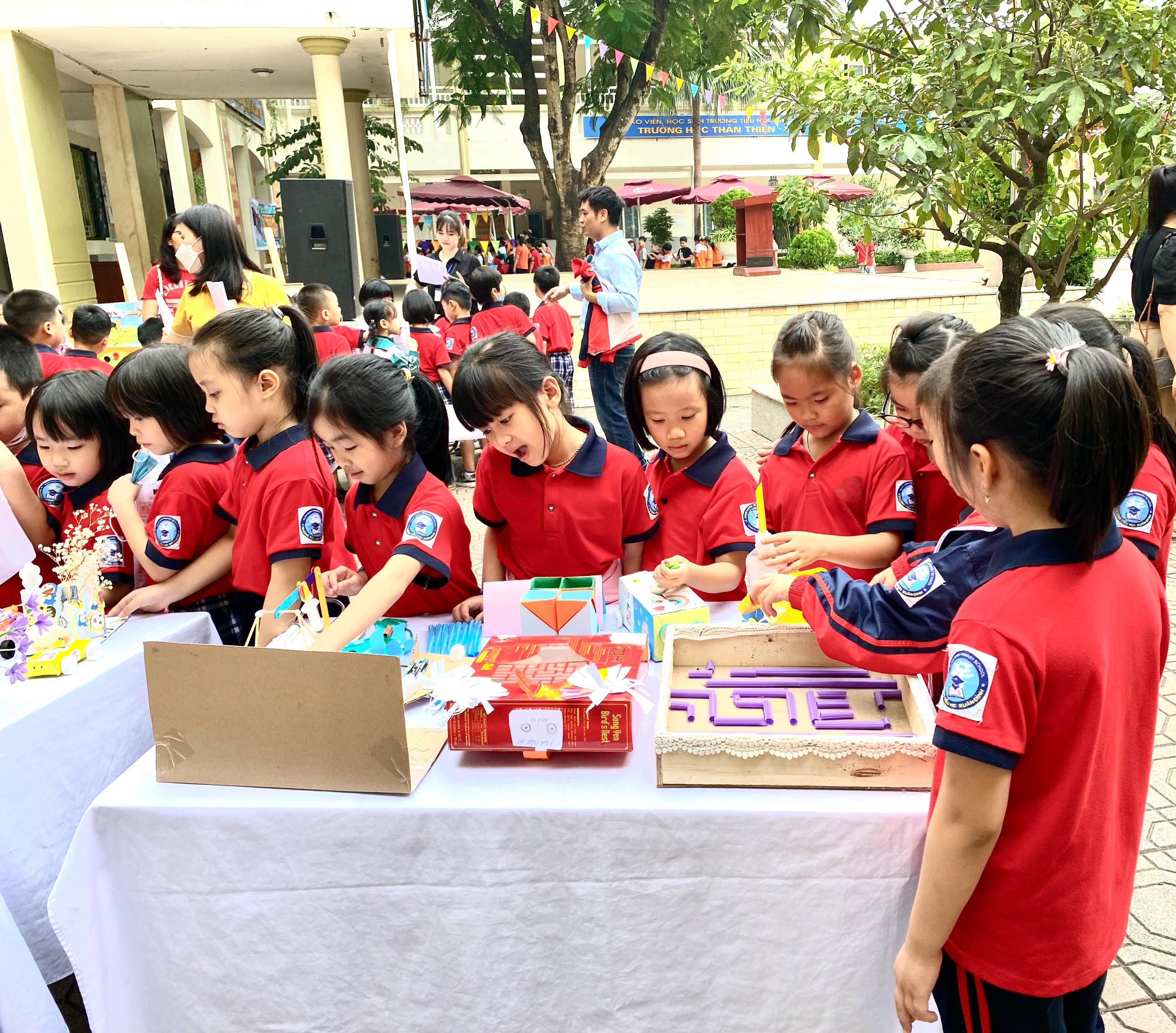 THỎA SỨC SÁNG TẠO KHOA HỌC VỚI CÔ TRÒ TRƯỜNG TIỂU HỌC XUÂN ĐỈNH