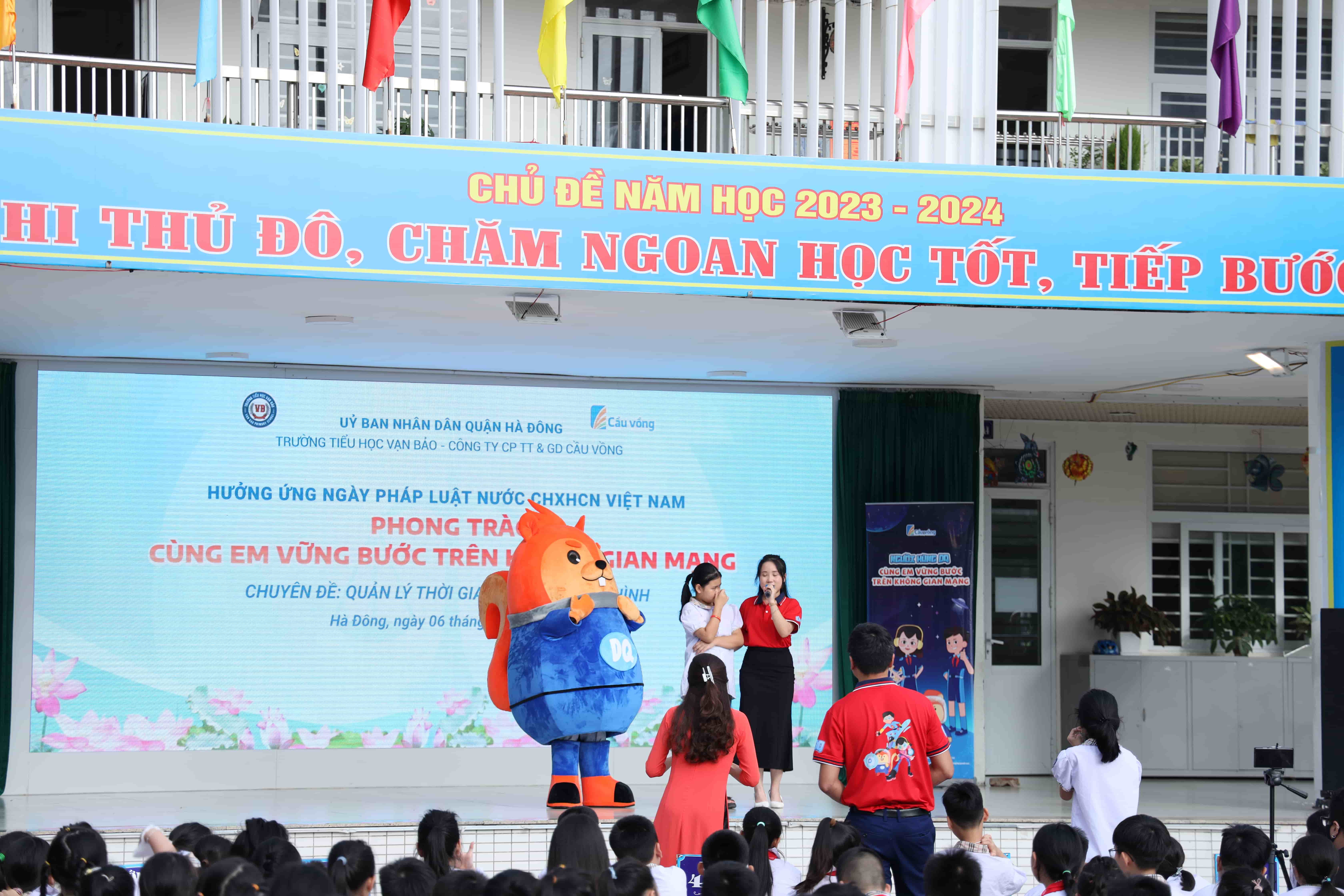 PHÁT ĐỘNG PHONG TRÀO “NGƯỜI HÙNG DQ - CÙNG EM VỮNG BƯỚC TRÊN KHÔNG GIAN MẠNG” TẠI TRƯỜNG TIỂU HỌC VẠN BẢO