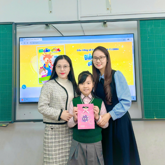 Trao quà cho bạn Ngô Bảo Hân - Lớp 3a6, trường TH Ngôi Sao, Hà Nội đạt giải Họa sĩ nhí tháng 10