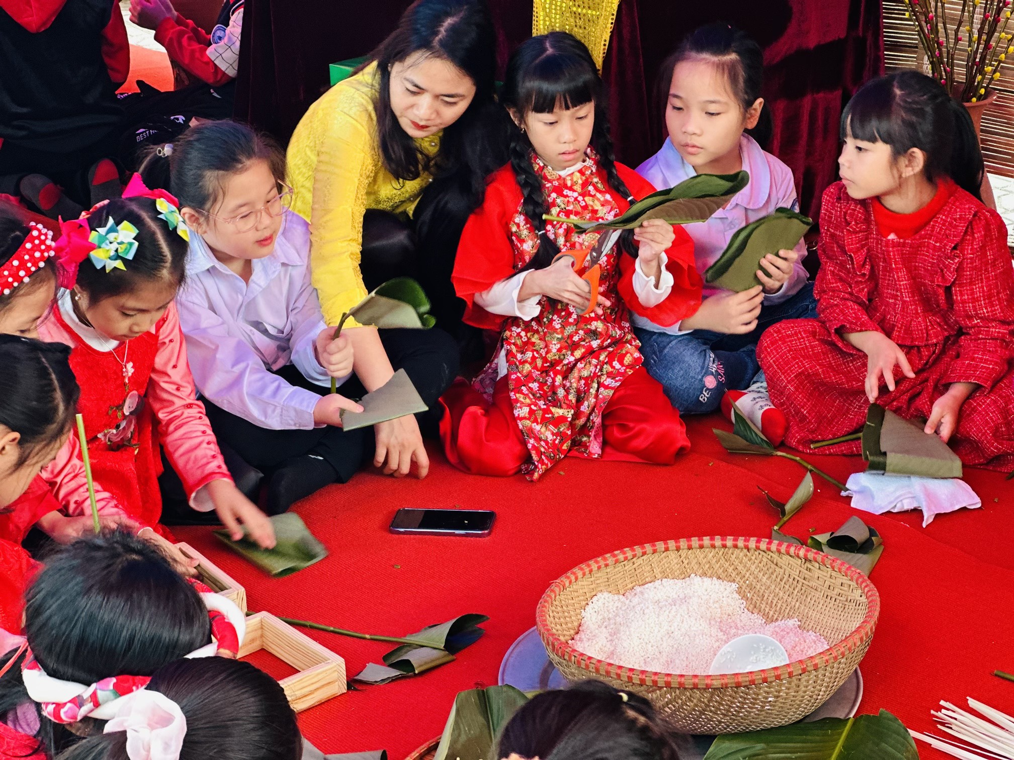 LỄ HỘI BÁNH CHƯNG RỘN RÃ Ở TIỂU HỌC XUÂN ĐỈNH: DẠY EM CÁCH YÊU TẾT CỔ TRUYỀN