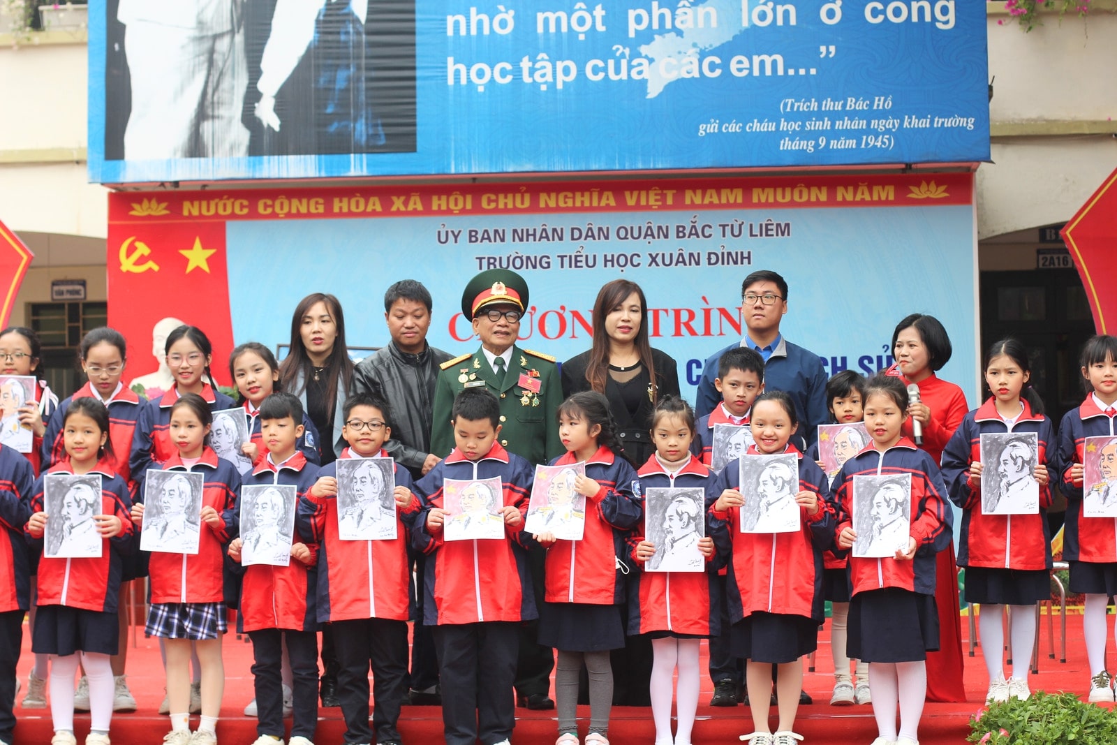 NHỮNG CẢM XÚC NGHẸN NGÀO TRONG BUỔI GẶP MẶT, GIAO LƯU NHÂN CHỨNG LỊCH SỬ TẠI TIỂU HỌC XUÂN ĐỈNH