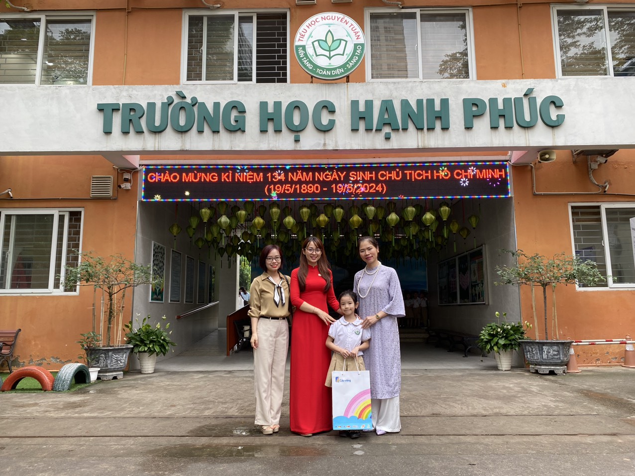 DƯƠNG HƯƠNG HÀ ANH - BÔNG HOA ĐA SẮC TRÊN SÀN DIỄN