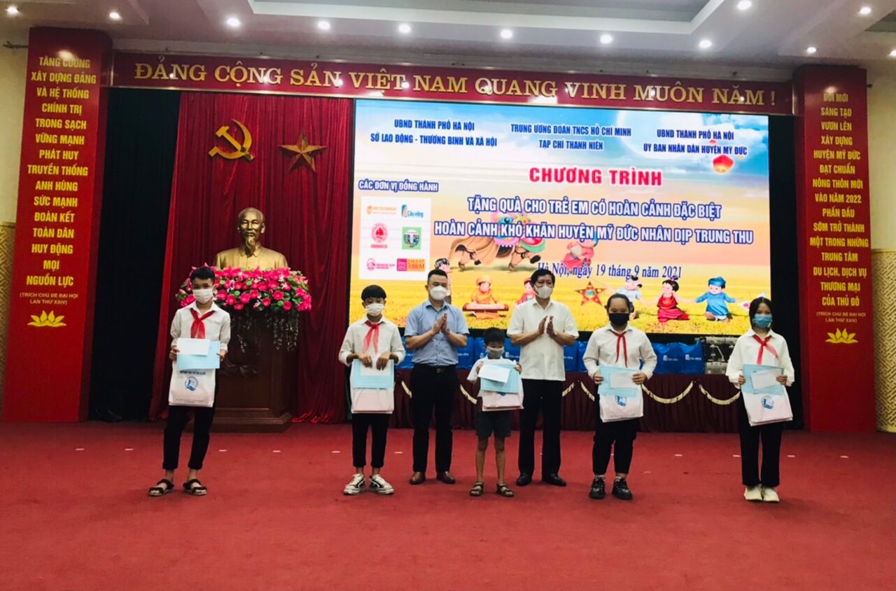 CẦU VỒNG ĐỒNG HÀNH CÙNG CHƯƠNG TRÌNH TẶNG QUÀ CHO TRẺ EM CÓ HOÀN CẢNH ĐẶC BIỆT, HOÀN CẢNH KHÓ KHĂN HUYỆN MỸ ĐỨC