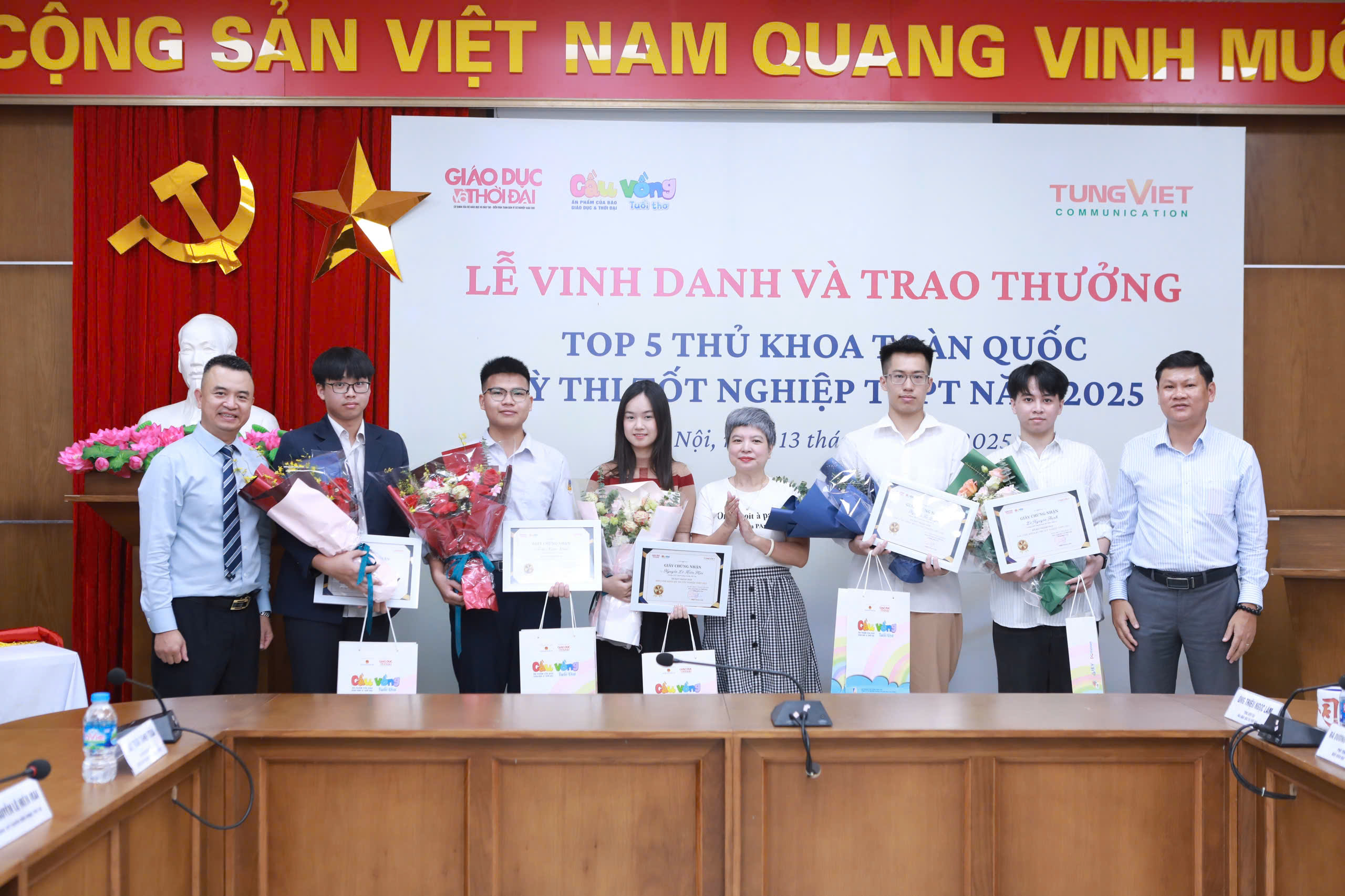LỄ VINH DANH VÀ TRAO THƯỞNG TOP 5 THỦ KHOA TOÀN QUỐC KỲ THI TỐT NGHIỆP THPT NĂM 2025