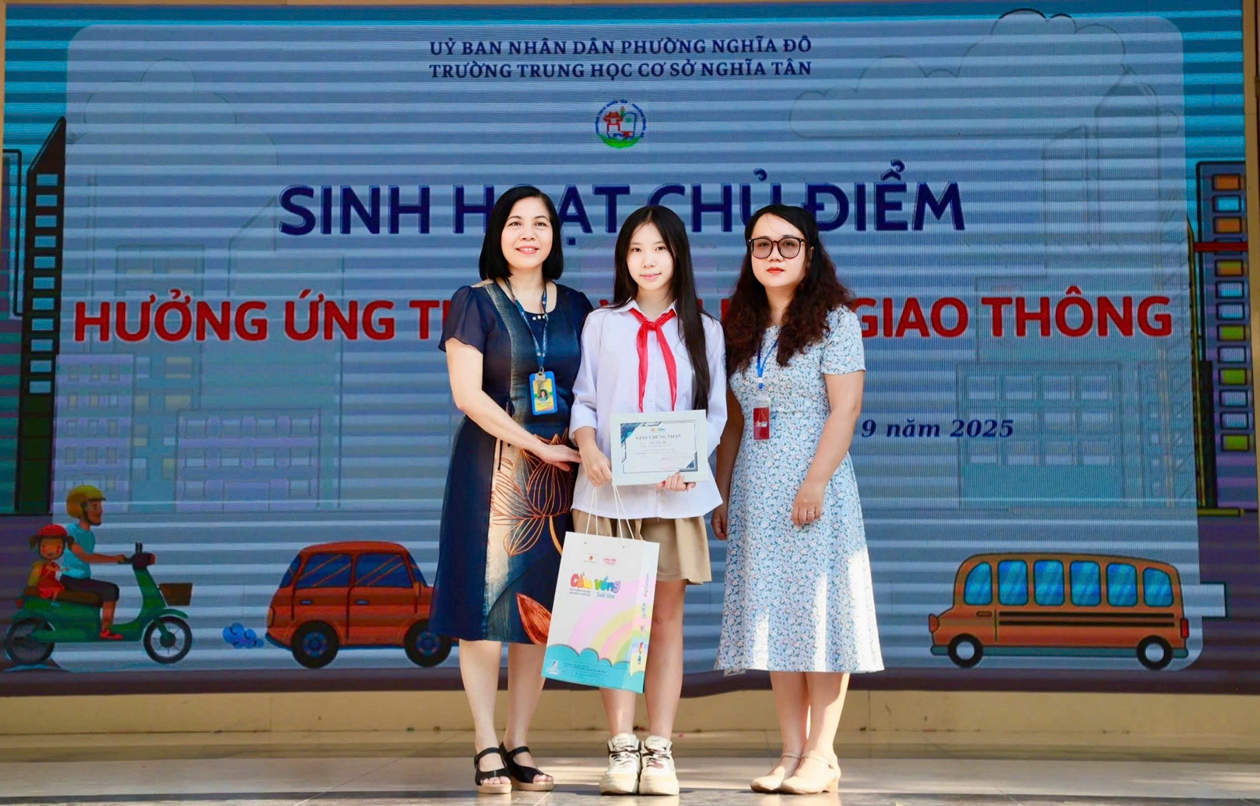 Vinh danh bạn Đỗ Trà My: Bông hoa toàn tài với trái tim yêu nước