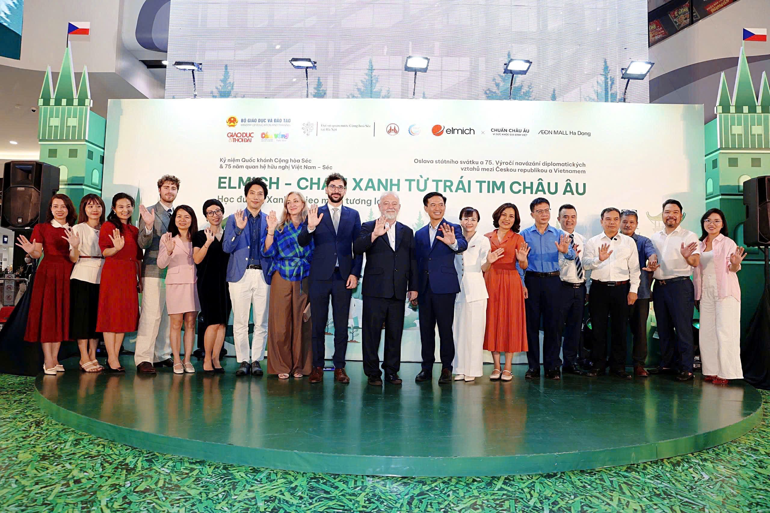 Cầu Vồng Tuổi thơ đồng hành cùng Elmich Việt Nam khởi động chiến dịch “Học đường Xanh - Gieo mầm tương lai"