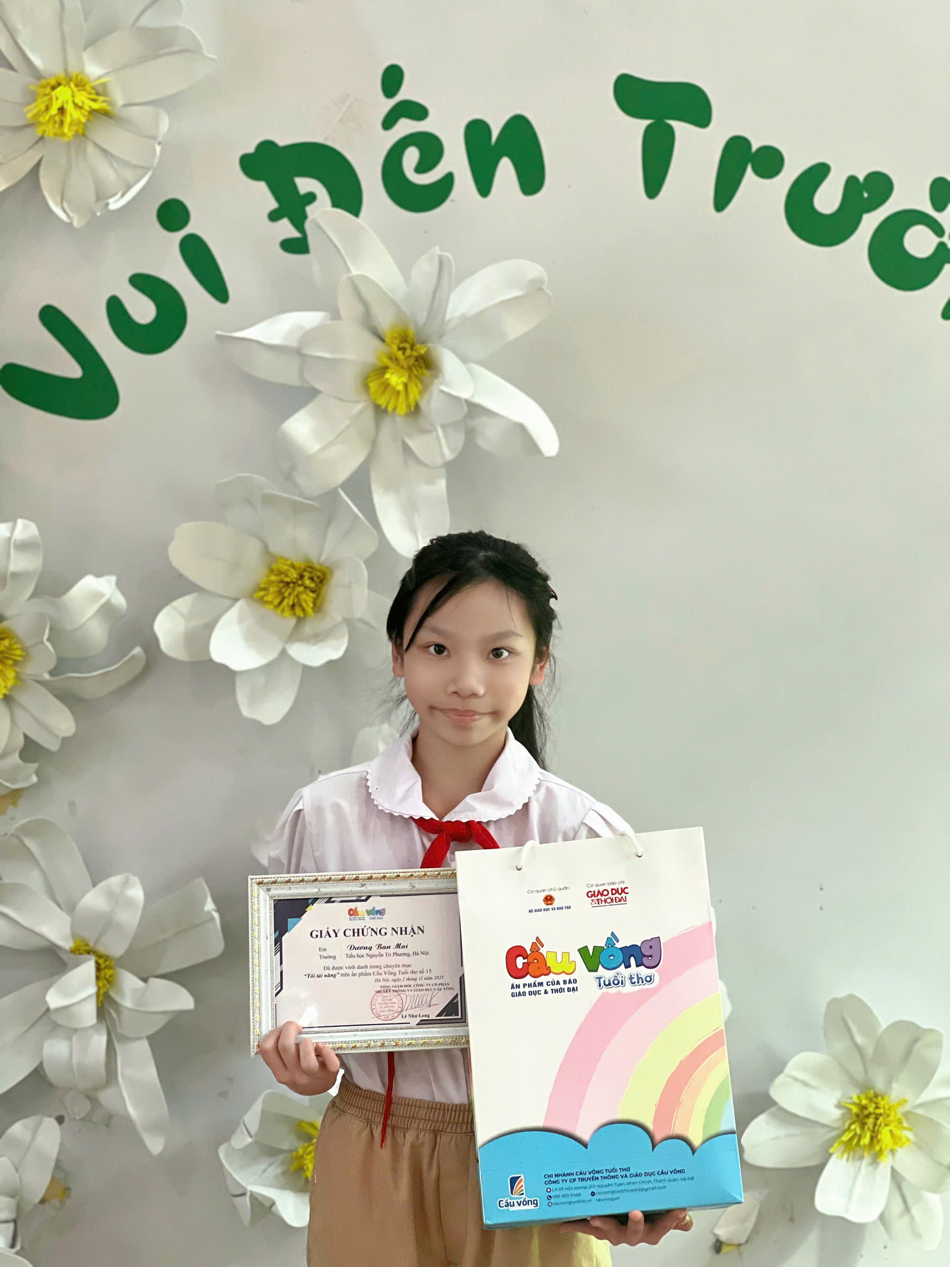 Ban Biên tập Cầu Vồng Tuổi thơ vinh danh tài năng Trạng nguyên Tiếng Việt Dương Ban Mai