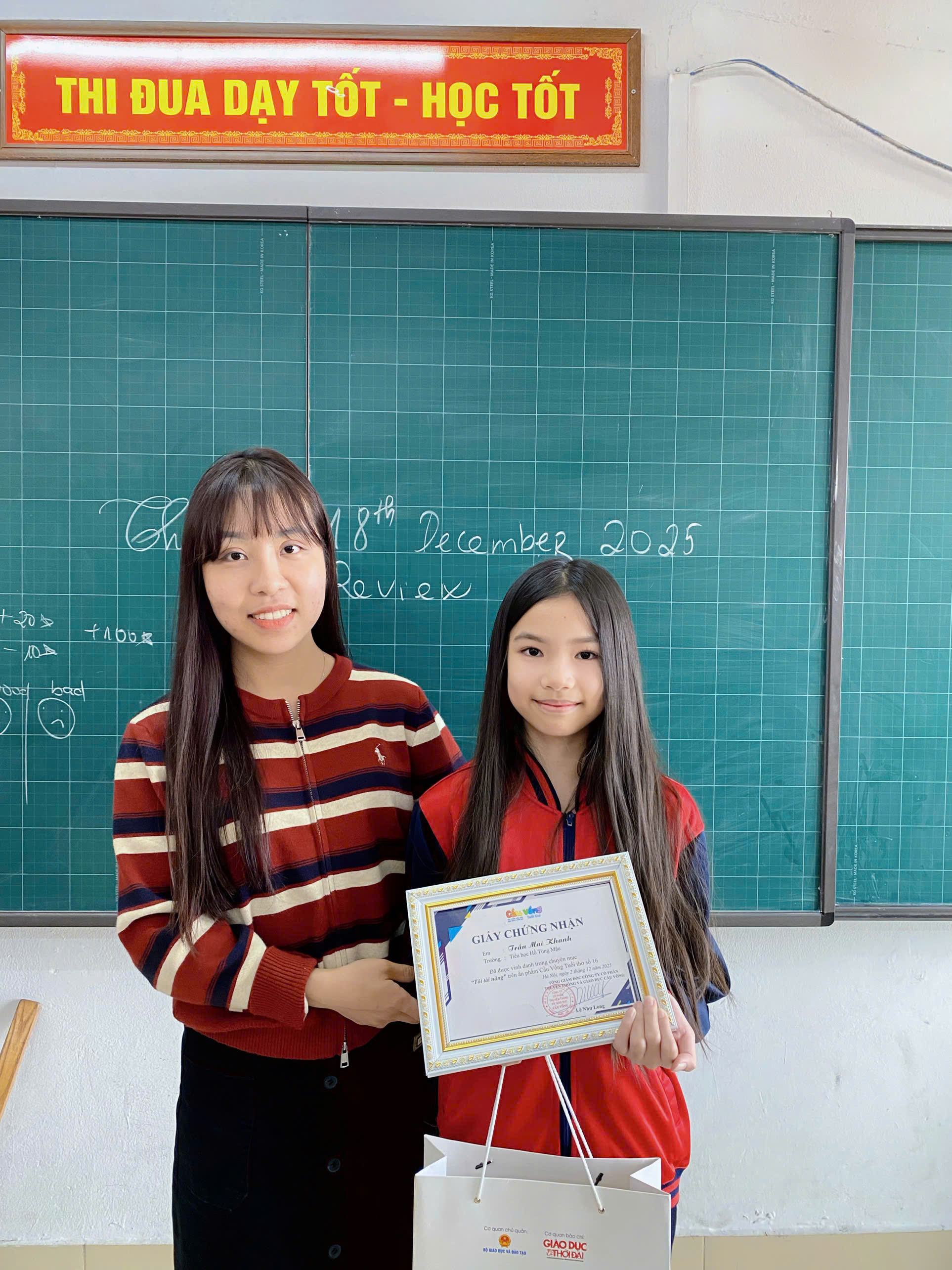 Ban Biên tập Cầu Vồng Tuổi thơ vinh danh tài năng Toán học Mai Khanh