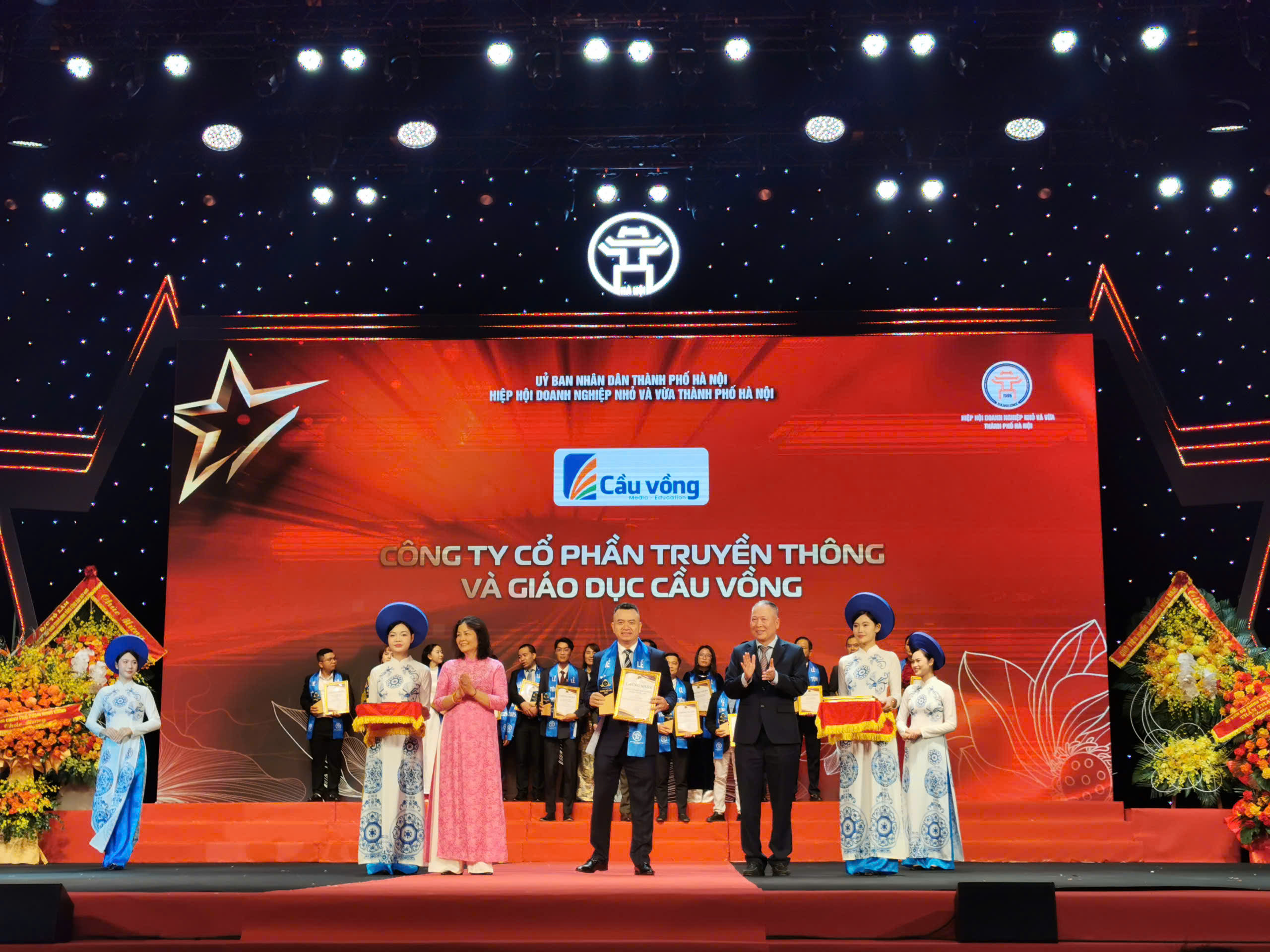 CÔNG TY CỔ PHẦN TRUYỀN THÔNG VÀ GIÁO DỤC CẦU VỒNG NHẬN VINH DANH “THƯƠNG HIỆU SỐ 1”