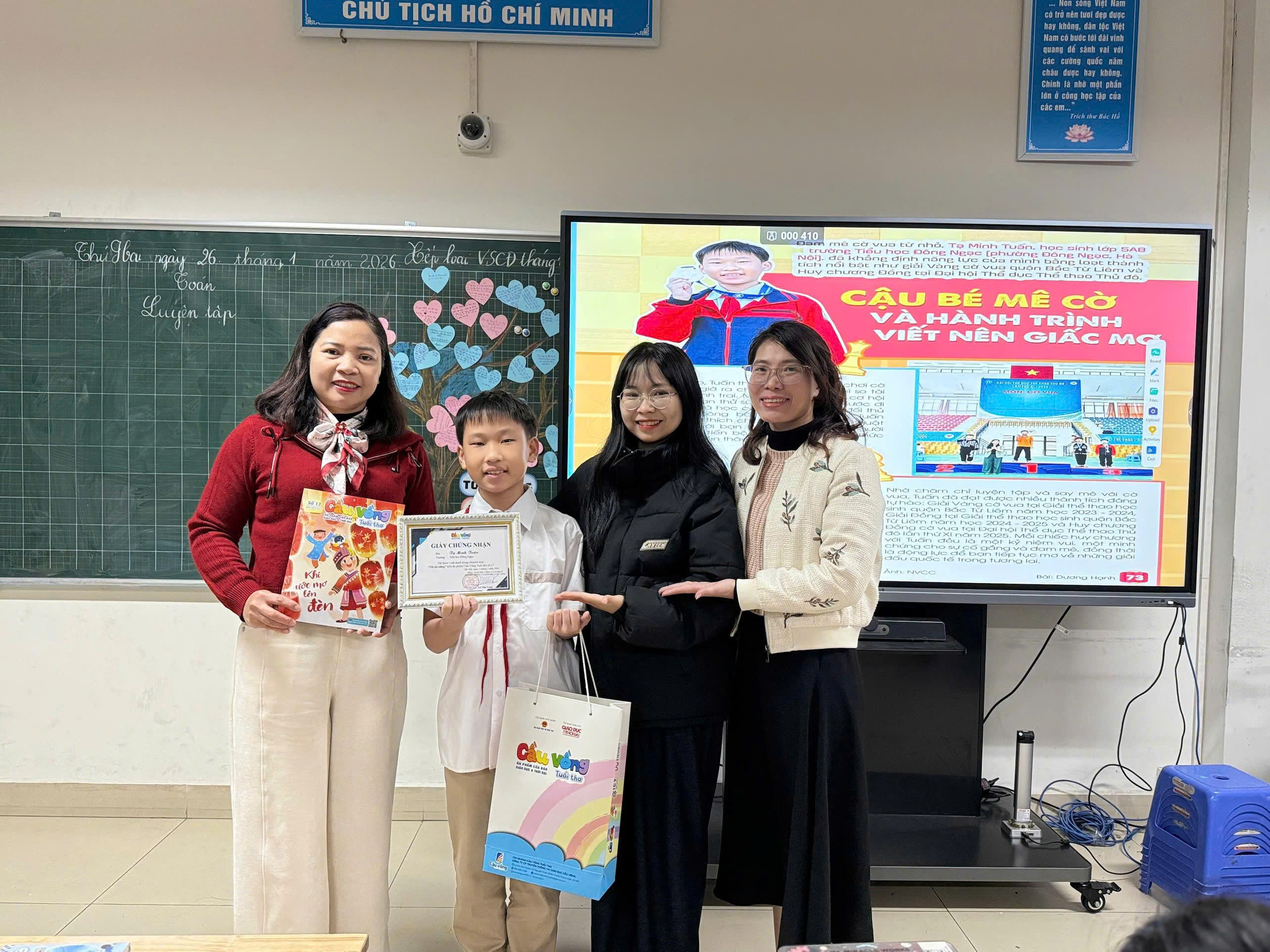 Ban Biên tập Cầu Vồng Tuổi thơ vinh danh tài năng Cờ vua Tạ Minh Tuấn