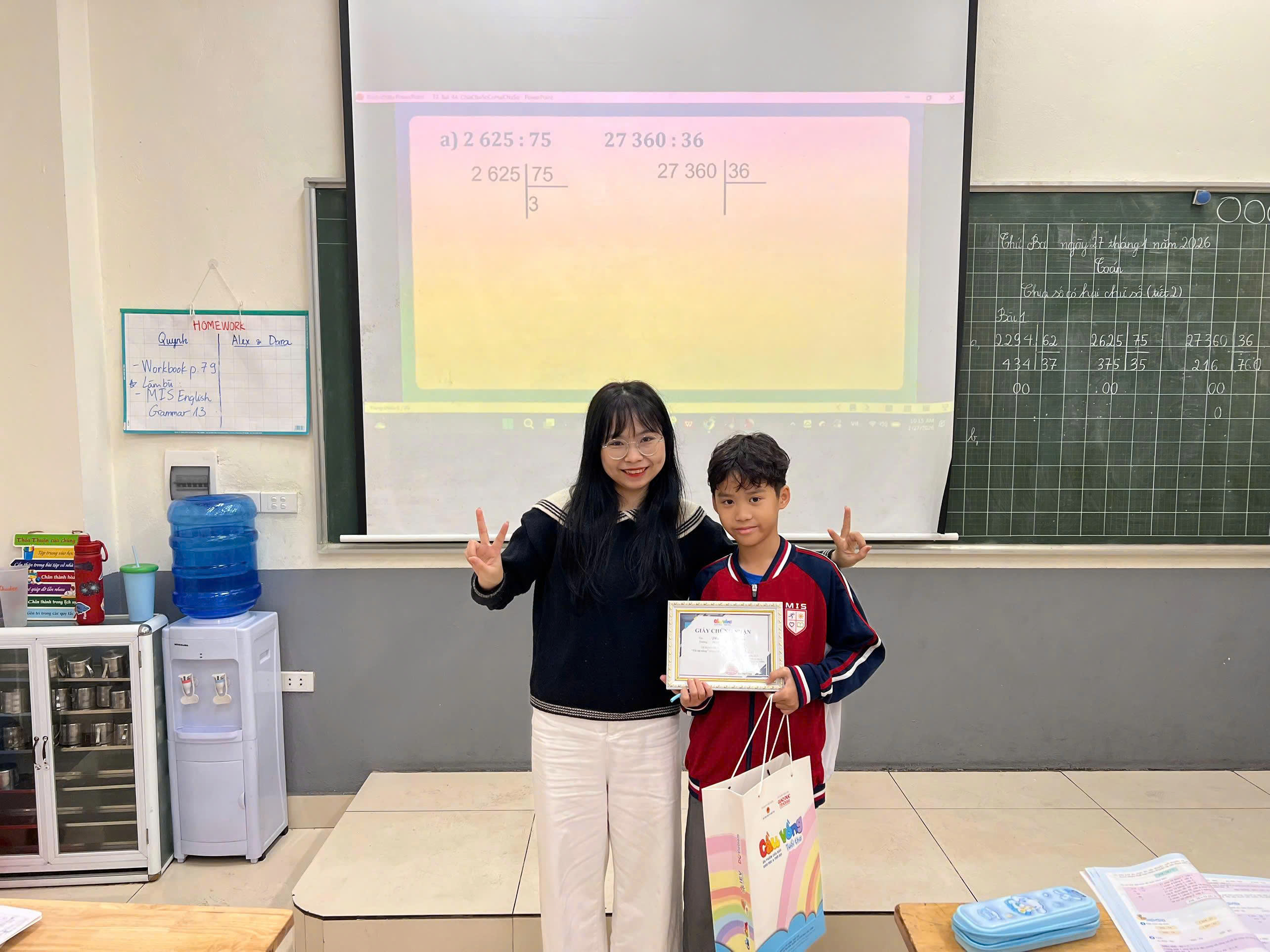 Ban Biên tập Cầu Vồng Tuổi thơ vinh danh tài năng Phan Lâm Phong