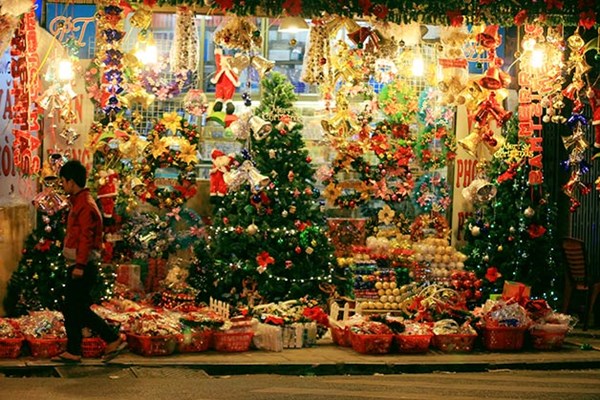 Địa điểm trang trí Noel mang đến cảm giác ấm áp và rực rỡ cho mỗi không gian. Hãy cùng tìm hiểu các địa điểm trang trí Noel tuyệt đẹp tại hình ảnh liên quan để có những gợi ý trang trí tuyệt vời cho ngôi nhà của bạn.