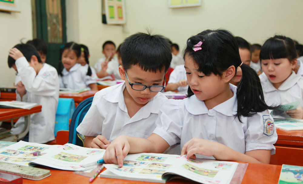 Đối với học sinh tiểu học, các em có trí nhớ trực quan phát triển chiếm ưu thế hơn trí nhớ từ ngữ