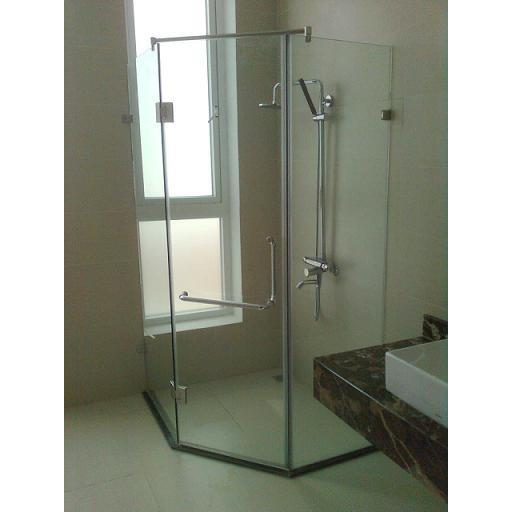 mẫu phòng tắm kính 135 độ hiện đại và độc đáo