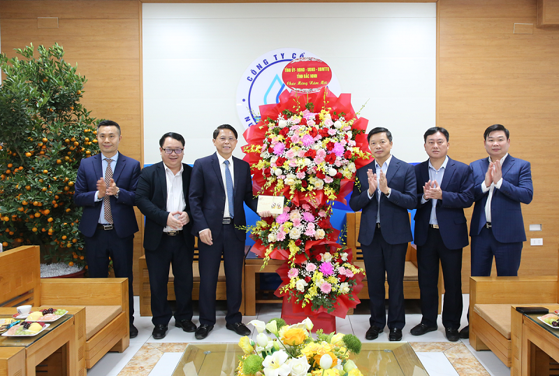 Phó Chủ tịch UBND tỉnh Đào Quang Khải động viên, chúc Tết Công ty Cổ phần nước sạch Bắc Ninh