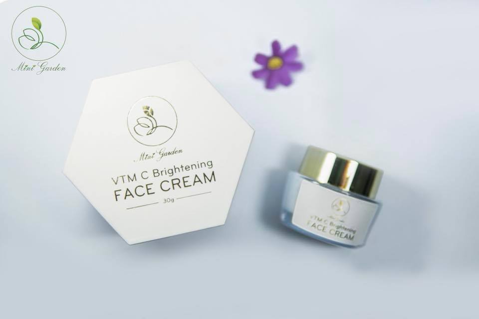 Kem dưỡng da VTM C Brightening Face Cream chứa chiết xuất sữa ong và mật ong giúp kháng viêm, giảm mụn