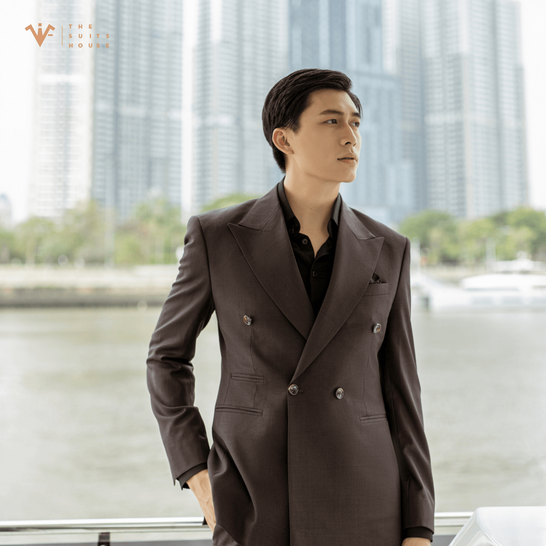 HÓA THÂN QUÝ ÔNG SÀNH ĐIỆU CÙNG SUIT NÂU CARO HÓA THÂN QUÝ ÔNG SÀNH ĐIỆU CÙNG SUIT NÂU CARO