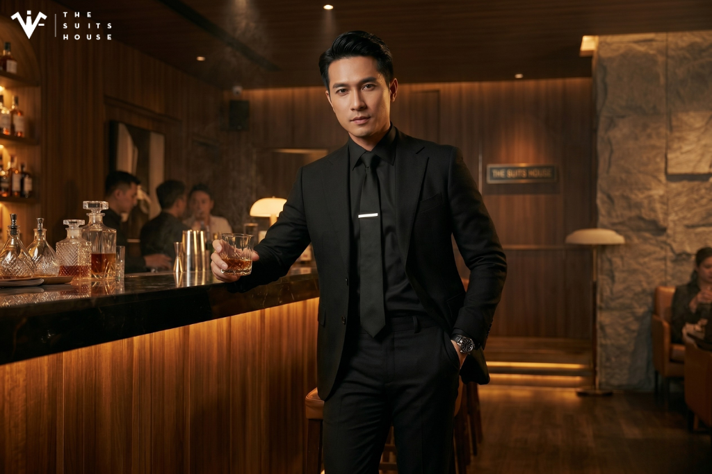 Mặc Suit All Black Sao Cho Đẹp? Bí Quyết Phối Đồ Đen Toàn Tập Cực Cuốn