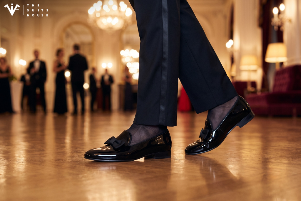 Opera Pumps & Tất Lụa Đen: Bản Phối Giày Tuxedo Tối Thượng