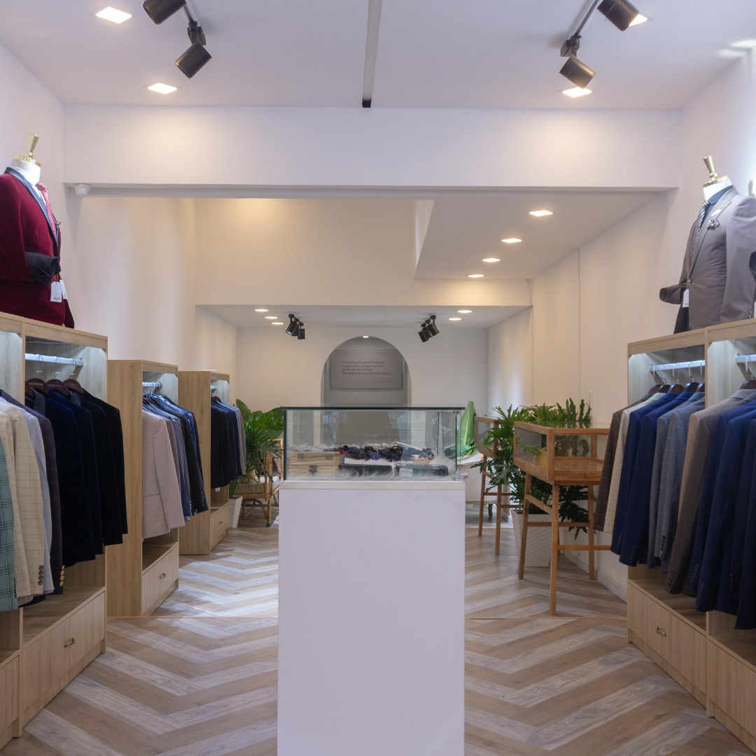 The Suits House Minh Khai là địa chỉ để bạn tìm kiếm trang phục công sở sang trọng và chất lượng. Với đội ngũ nhân viên chuyên nghiệp và tận tâm, chúng tôi sẽ đem đến cho bạn sự tự tin và thể hiện phong cách của mình một cách tốt nhất.
