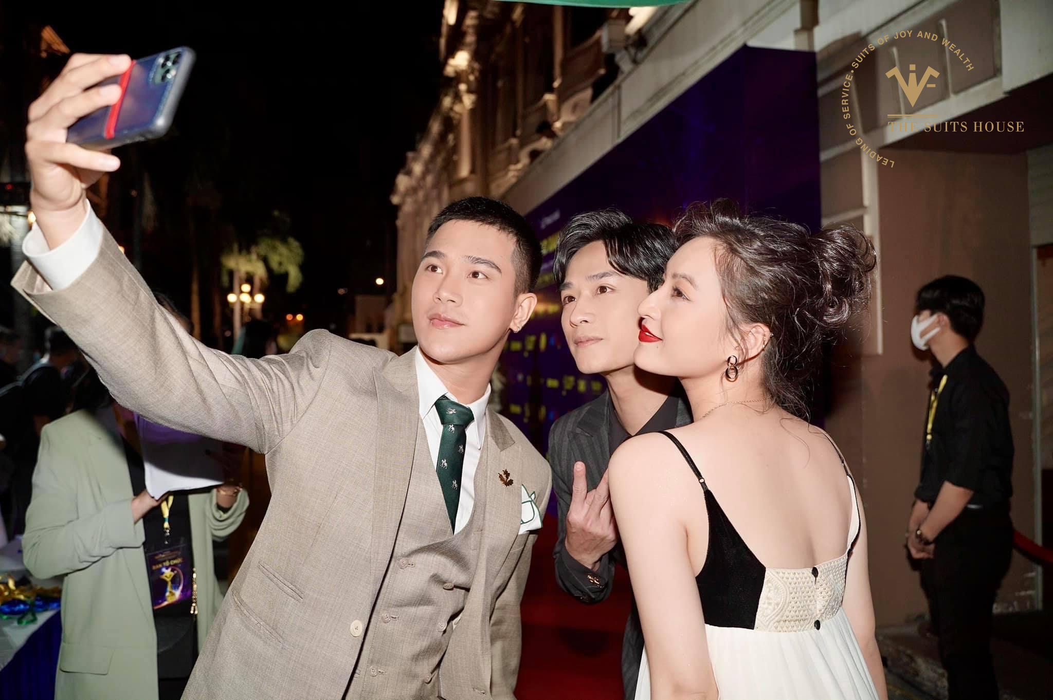 CÙNG SUIT TỰ TIN TỎA SÁNG TẠI YEAR END PARTY NHƯ DIỄN VIÊN TRẦN PHONG CÙNG SUIT TỰ TIN TỎA SÁNG TẠI YEAR END PARTY NHƯ DIỄN VIÊN TRẦN PHONG