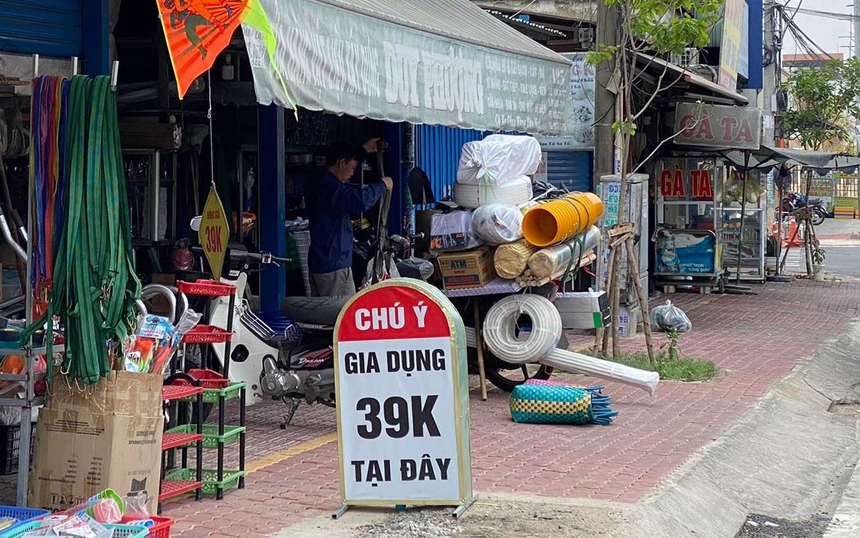 Xử lý ngay biển quảng cáo 'nhái' cột mốc ở TP.HCM