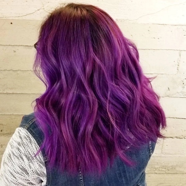 Bạn muốn thử một sắc tím mới lạ cho mái tóc của mình? Hãy xem hình ảnh nhuộm tóc màu tím đầy bí ẩn này và cảm nhận sự cuốn hút của màu sắc này trên tóc của bạn.
