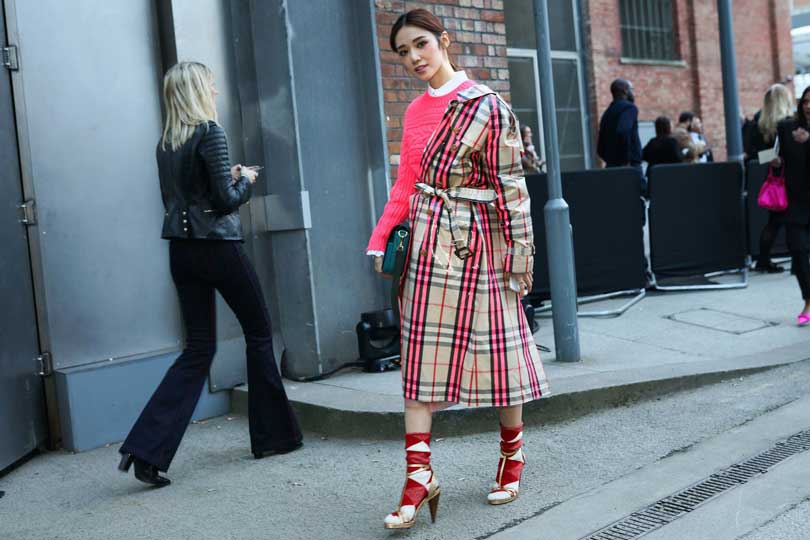 hoa-tiet-kinh-dien-cua-burberry-dang-hoi-sinh-nguoi-ta-phai-lon-trai-ao-ra-de-ma
