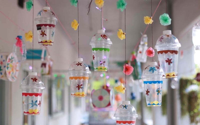 10 cách tái chế ly nhựa dùng 1 lần tại nhà đơn giản, sáng tạo