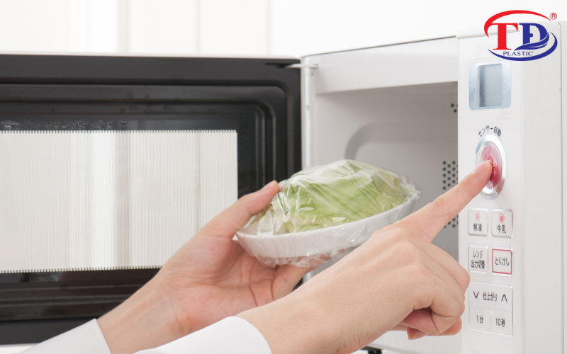 Màng bọc thực phẩm có thể sử dụng cho lò vi sóng được hay không?