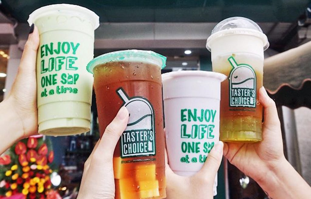 In ly nhựa trà sữa sử dụng cốc PET hoặc cốc PP