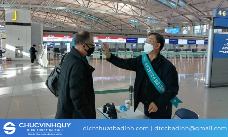 Hành khách nộp bảng khai báo dịch bệnh và đo thân nhiệt tại sảnh sân bay